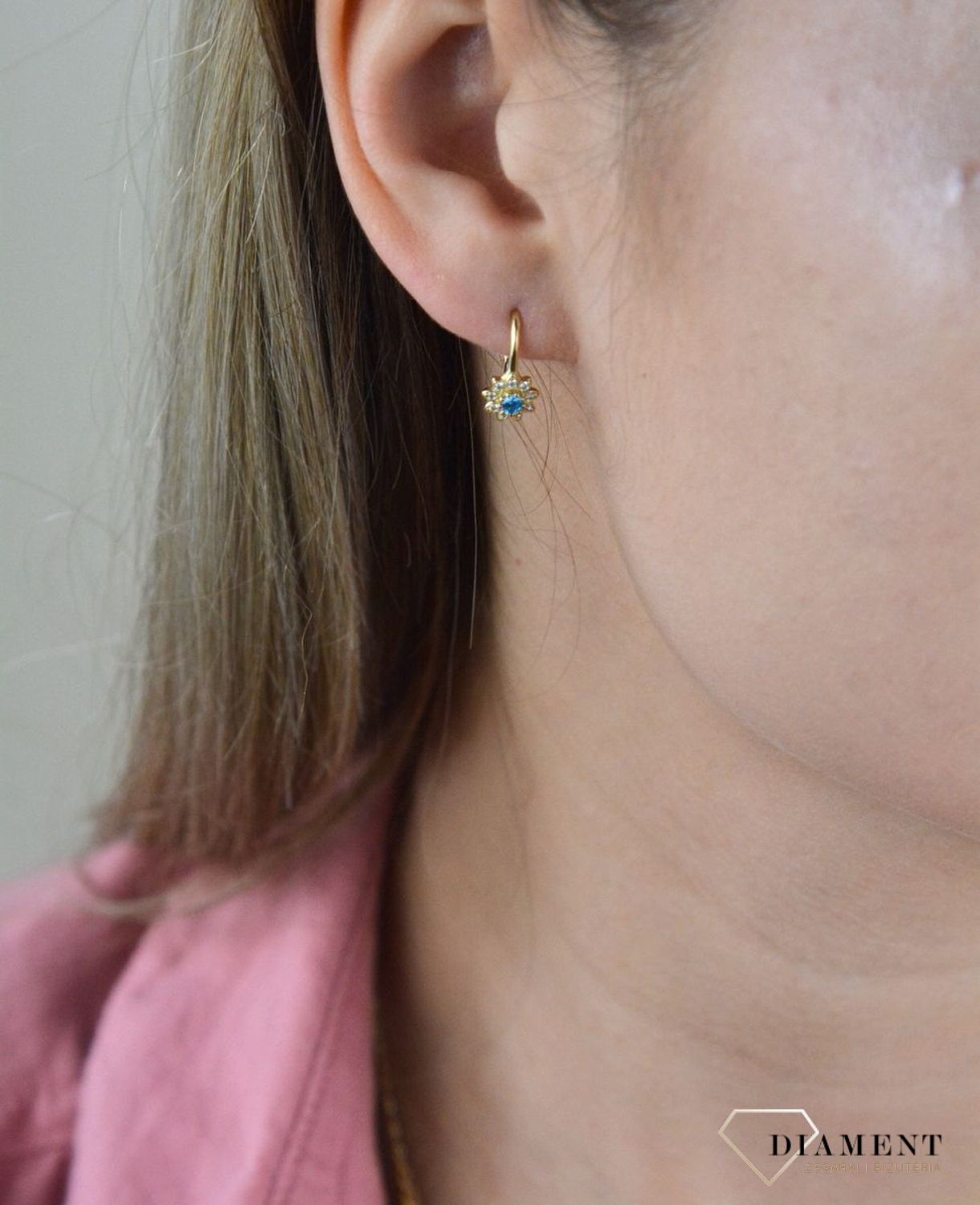 Złote kolczyki 375 kwiatki z niebieską cyrkonią DIA-KLC-7843-585. Kolczyki z wygodnym zapięciem bigiel angielski- bardzo wygodne i klasyczne zapięcie. Kolczyki można połączyć z pozostała biżuterią i stworzyć modne sety..jpg