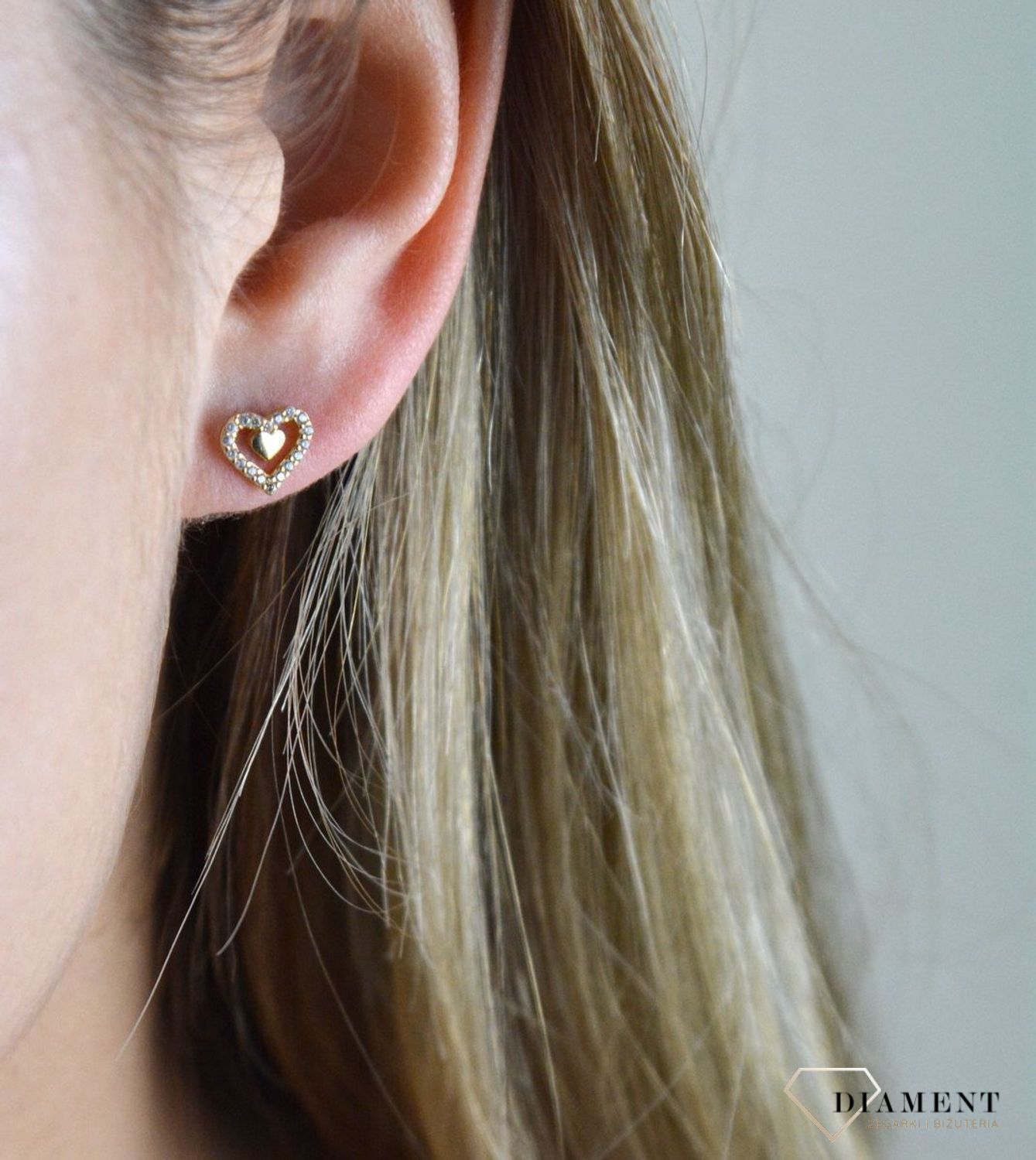 Złote kolczyki 585 serduszka z cyrkoniami DIA-KLC-7844-585. Minimalistyczna biżuteria zapinana na wygodne zapięcie na sztyft, doda subtelnego blasku stworzonej stylizacji. Tego typu kolczyki, pięknie się będą prezentowały same.jpg