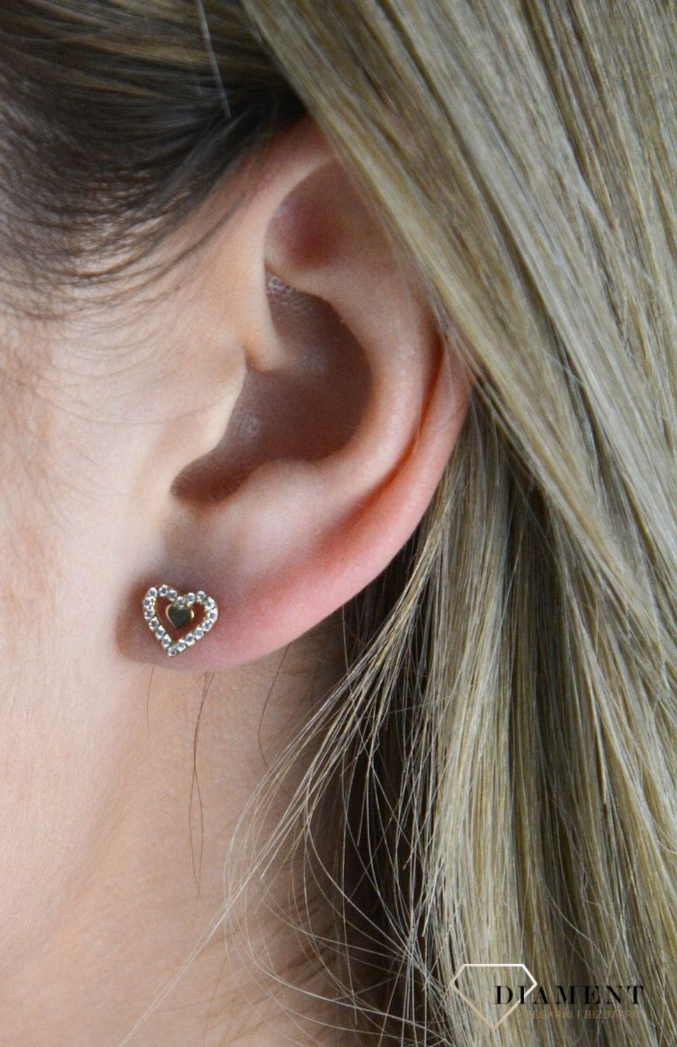 Złote kolczyki 585 serduszka z cyrkoniami DIA-KLC-7844-585. Minimalistyczna biżuteria zapinana na wygodne zapięcie na sztyft, doda subtelnego blasku stworzonej stylizacji. Tego typu kolczyki, pięknie się będą prezentowały same.jpg