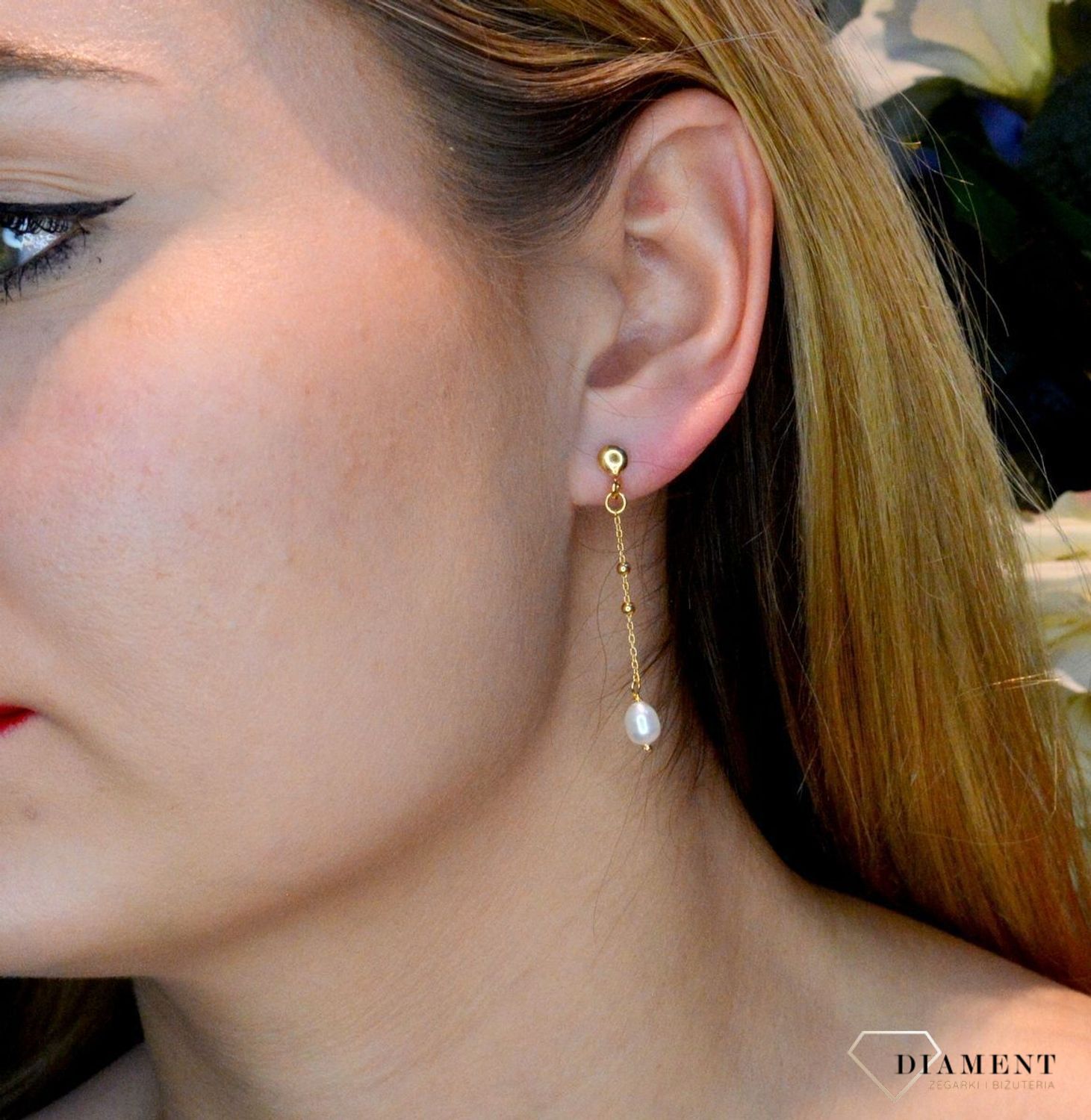 Srebrne kolczyki pozłacane na łańcuszku z perełką DIA-KLC-8040-925. Srebrne kolczyki pozłacane z delikatną i subtelną ozdobą w formie kamieni naturalnych. Kolczyki składają się z pozłacanego łańcuszka zakończonego perłą natura.jpg