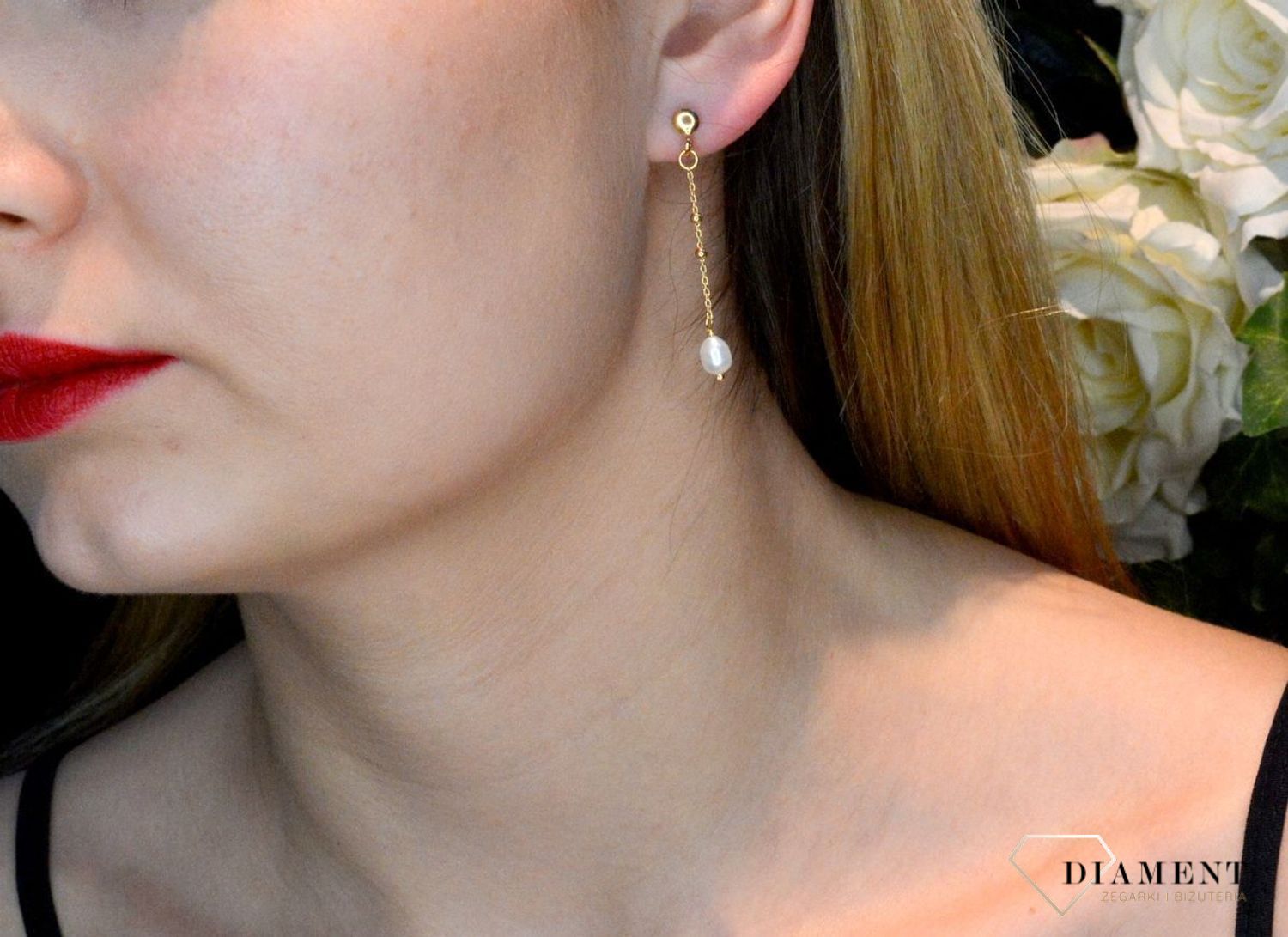 Srebrne kolczyki pozłacane na łańcuszku z perełką DIA-KLC-8040-925. Srebrne kolczyki pozłacane z delikatną i subtelną ozdobą w formie kamieni naturalnych. Kolczyki składają się z pozłacanego łańcuszka zakończonego perłą natura.jpg