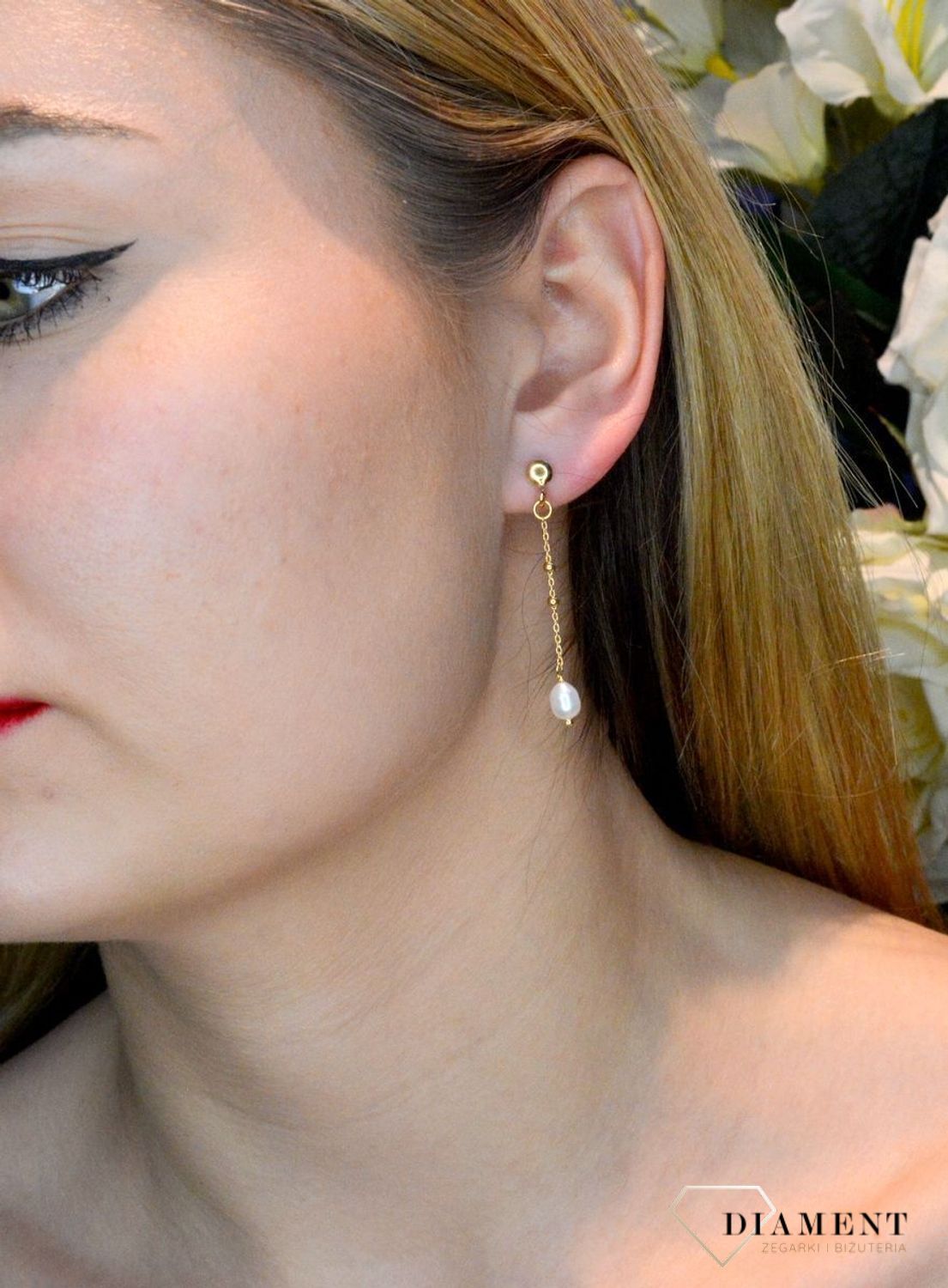 Srebrne kolczyki pozłacane na łańcuszku z perełką DIA-KLC-8040-925. Srebrne kolczyki pozłacane z delikatną i subtelną ozdobą w formie kamieni naturalnych. Kolczyki składają się z pozłacanego łańcuszka zakończonego perłą natura.jpg