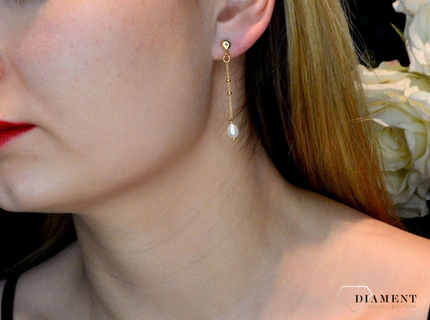 Srebrne kolczyki pozłacane na łańcuszku z perełką DIA-KLC-8040-925. Srebrne kolczyki pozłacane z delikatną i subtelną ozdobą w formie kamieni naturalnych. Kolczyki składają się z pozłacanego łańcuszka zakończonego perłą natura.jpg