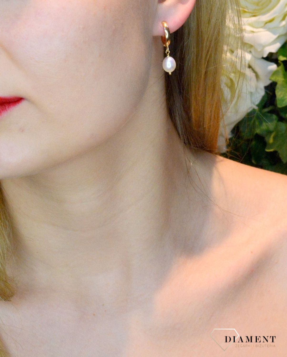Srebrne kolczyki wiszące pozłacane z perłą DIA-KLC-8042-925.  Srebrne pozłacane kolczyki wykonane z najwyższej próby srebra o formie kółeczka z perłą naturalną. Biżuteria idealna na prezent. Biżuteria srebrna  idealna dla mały.jpg