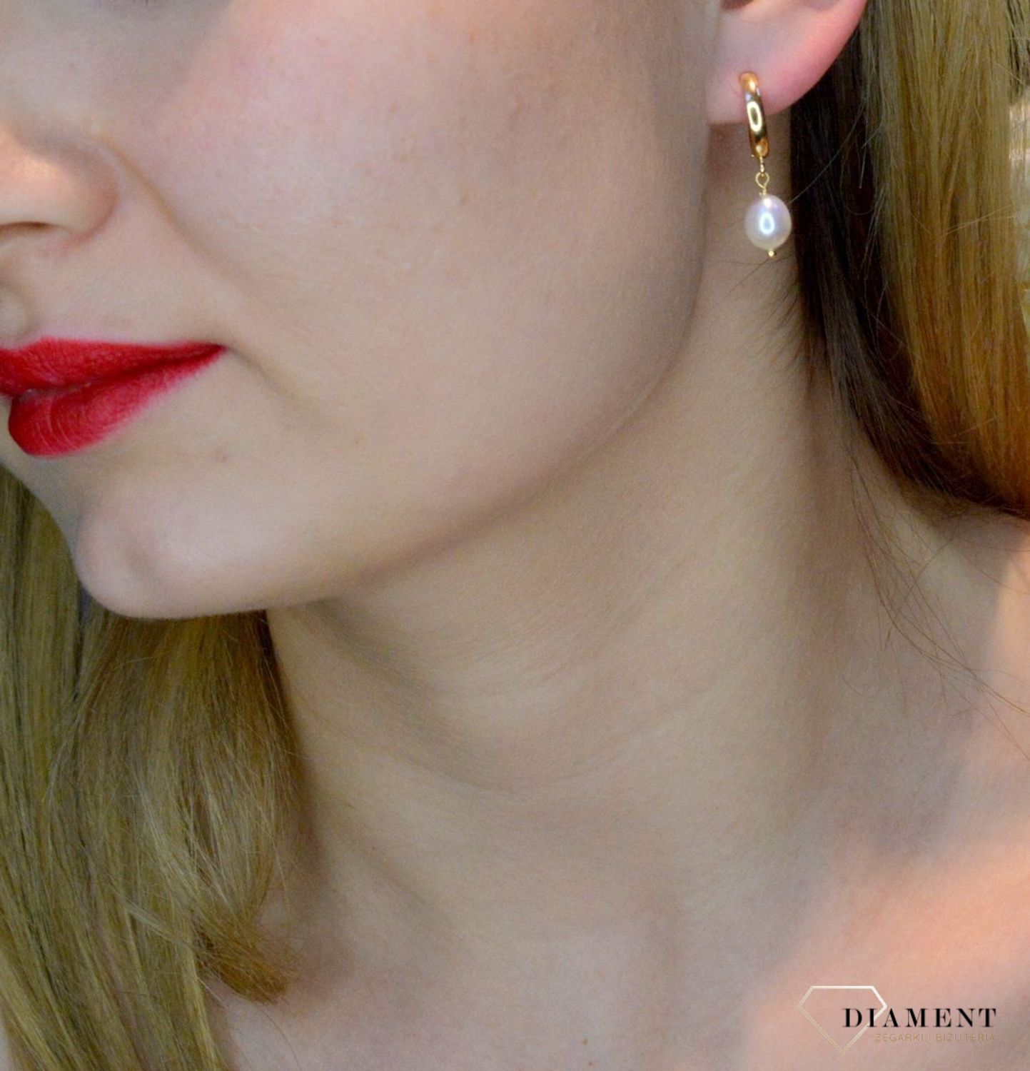 Srebrne kolczyki wiszące pozłacane z perłą DIA-KLC-8042-925.  Srebrne pozłacane kolczyki wykonane z najwyższej próby srebra o formie kółeczka z perłą naturalną. Biżuteria idealna na prezent. Biżuteria srebrna  idealna dla mały.jpg