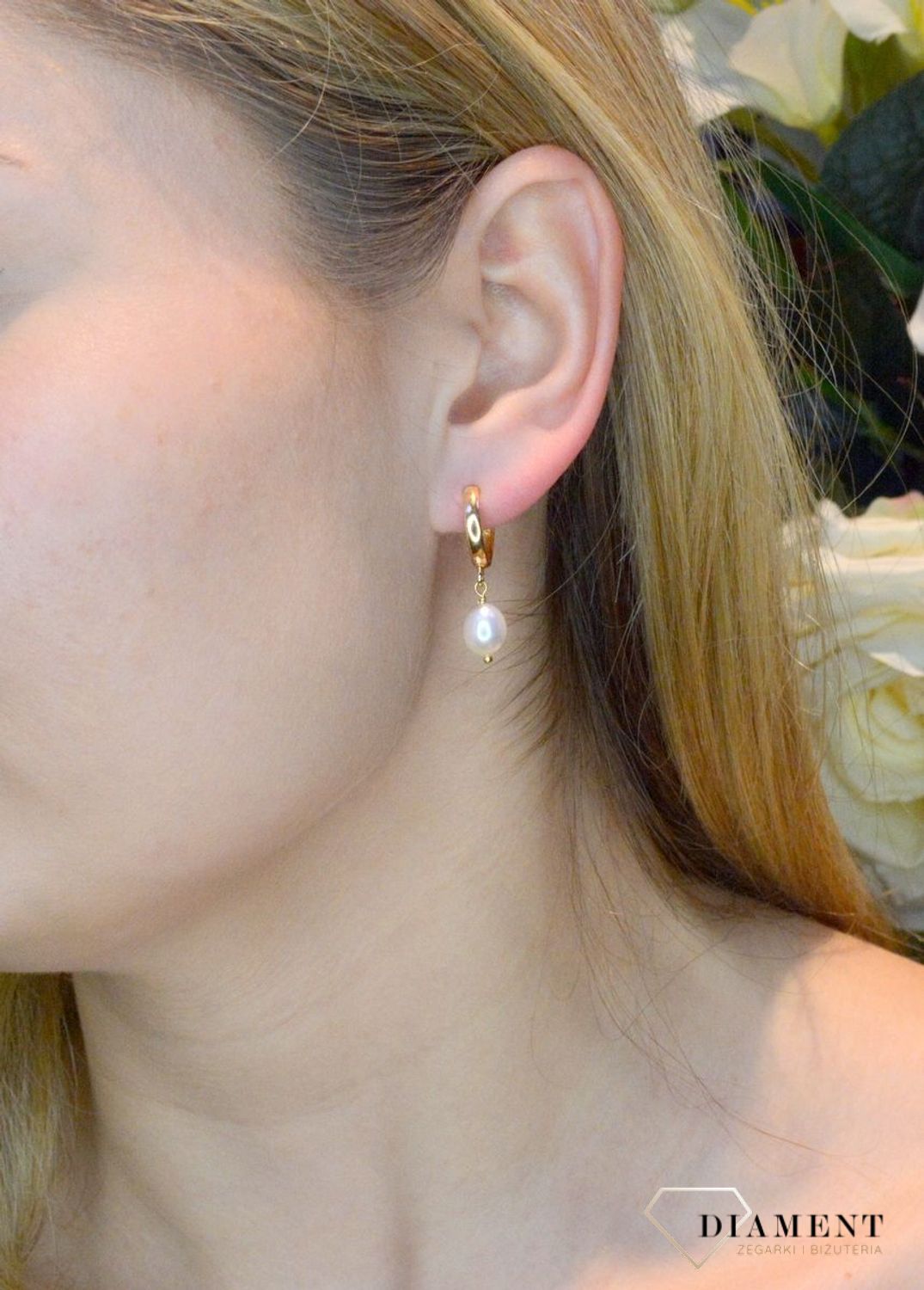 Srebrne kolczyki wiszące pozłacane z perłą DIA-KLC-8042-925.  Srebrne pozłacane kolczyki wykonane z najwyższej próby srebra o formie kółeczka z perłą naturalną. Biżuteria idealna na prezent. Biżuteria srebrna  idealna dla mały.jpg