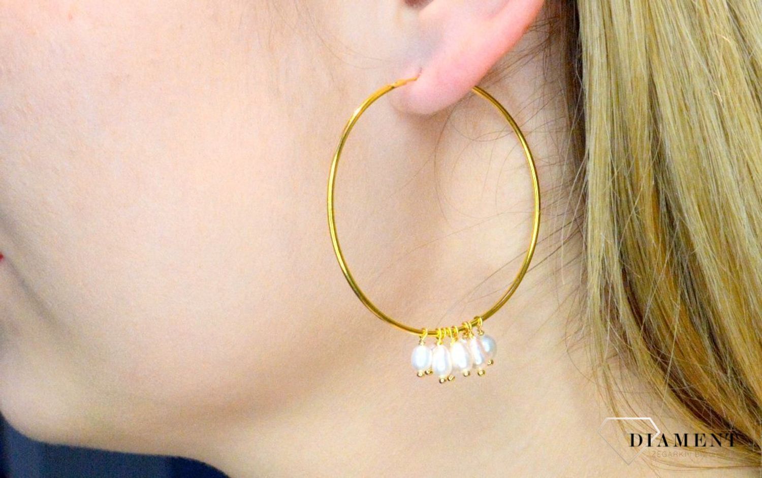 Srebrne kolczyki pozłacane koła z perełkami DIA-KLC-8043-925. Srebrne kolczyki pozłacane kółka z perełkami. Kolczyki składają się z pozłacanego koła ozdobionego perełkami. Kolczyki w kolorze złota koła. Kolczyki na prezent (.jpg