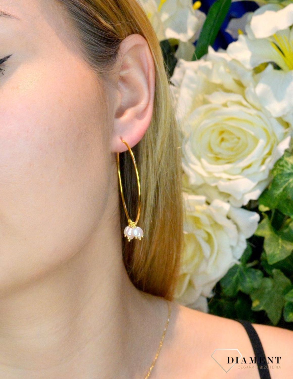 Srebrne kolczyki pozłacane koła z perełkami DIA-KLC-8043-925. Srebrne kolczyki pozłacane kółka z perełkami. Kolczyki składają się z pozłacanego koła ozdobionego perełkami. Kolczyki w kolorze złota koła. Kolczyki na prezent (.jpg