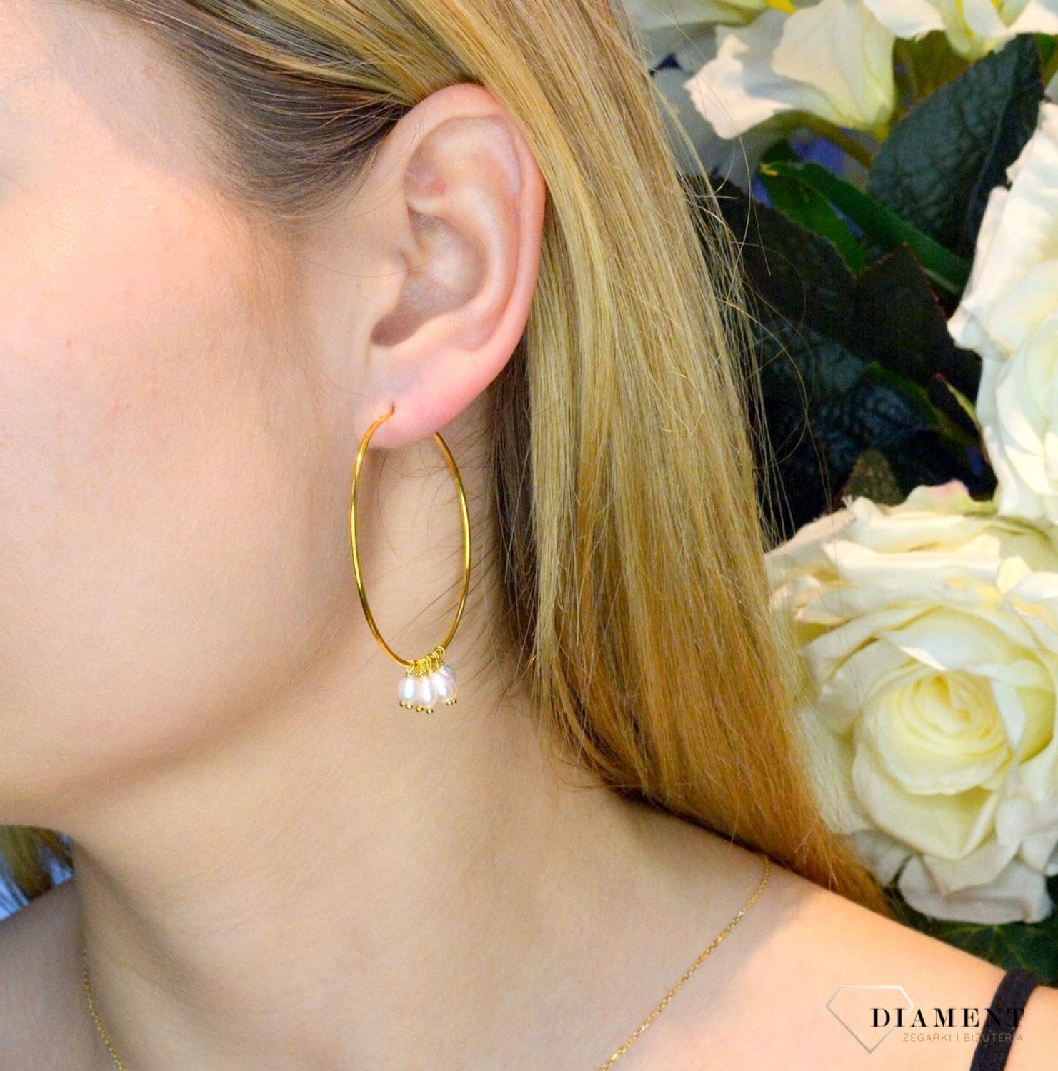 Srebrne kolczyki pozłacane koła z perełkami DIA-KLC-8043-925. Srebrne kolczyki pozłacane kółka z perełkami. Kolczyki składają się z pozłacanego koła ozdobionego perełkami. Kolczyki w kolorze złota koła. Kolczyki na prezent (.jpg