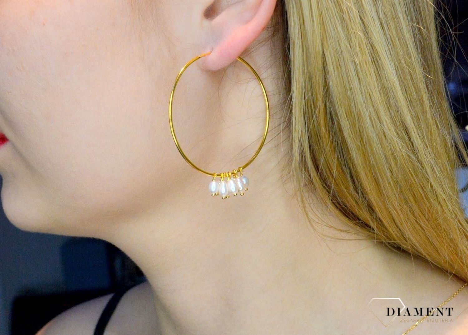 Srebrne kolczyki pozłacane koła z perełkami DIA-KLC-8043-925. Srebrne kolczyki pozłacane kółka z perełkami. Kolczyki składają się z pozłacanego koła ozdobionego perełkami. Kolczyki w kolorze złota koła. Kolczyki na prezent (.jpg