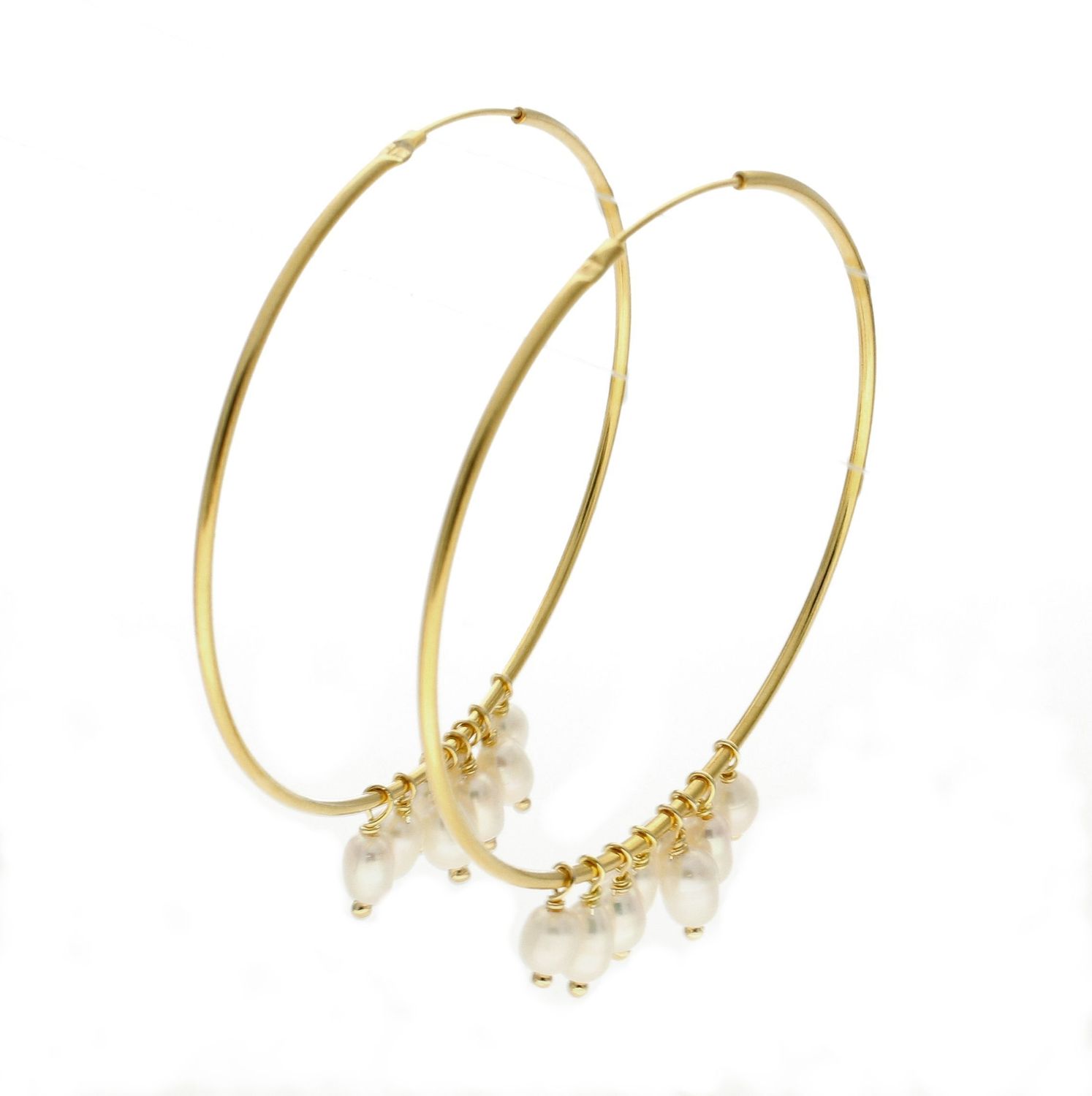 Srebrne kolczyki pozłacane koła z perełkami DIA-KLC-8043-925. Srebrne kolczyki pozłacane kółka z perełkami. Kolczyki składają się z pozłacanego koła ozdobionego perełkami. Kolczyki w kolorze złota koła. Kolczyki na prezent (.jpg