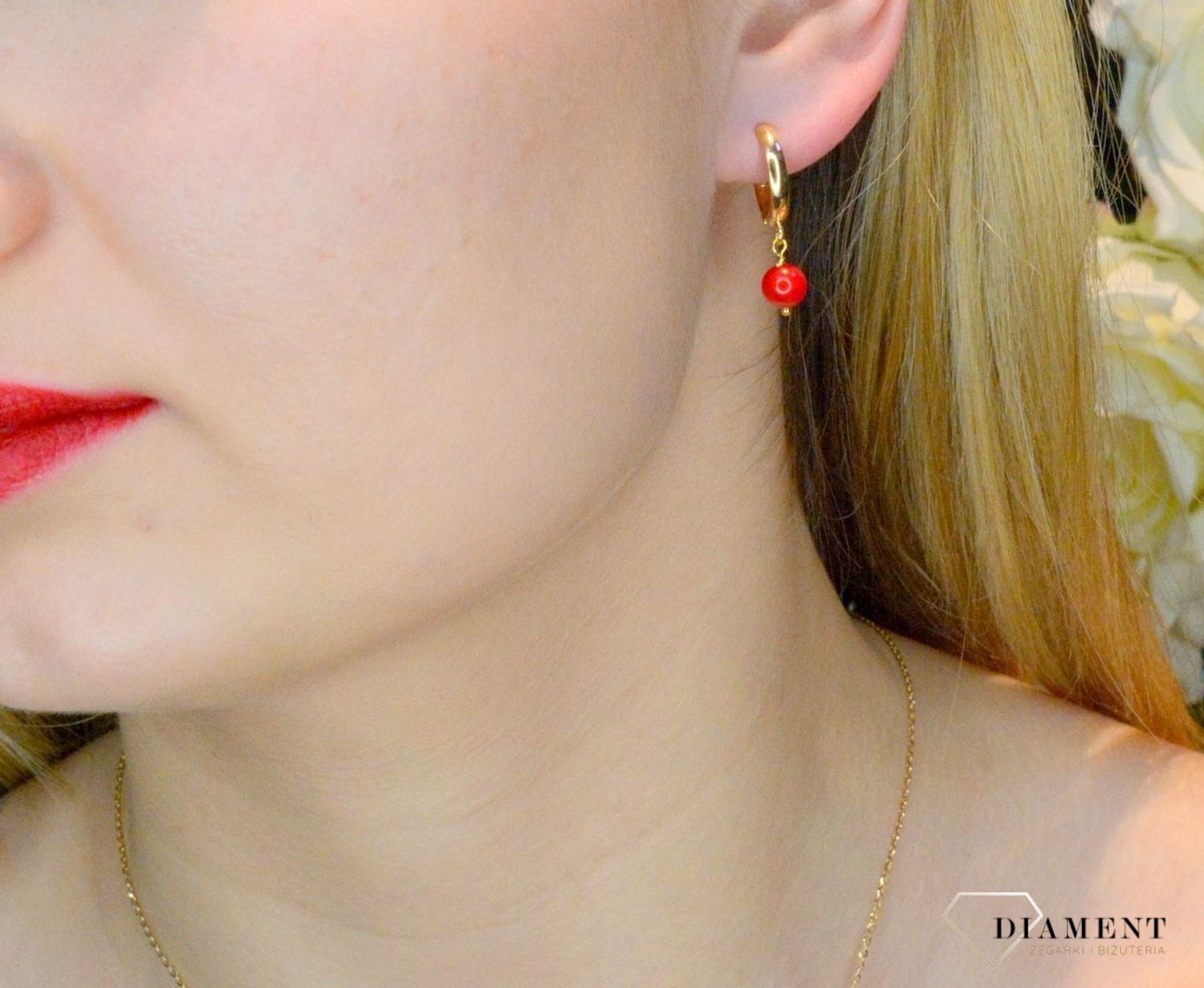Srebrne kolczyki wiszące pozłacane z koralem DIA-KLC-8044-925.  Srebrne pozłacane kolczyki wykonane z najwyższej próby srebra o formie kółeczka z koralem. Biżuteria idealna na prezent. Biżuteria srebrna  idealna dla małych i d.jpg