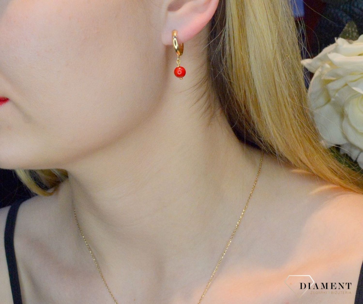 Srebrne kolczyki wiszące pozłacane z koralem DIA-KLC-8044-925.  Srebrne pozłacane kolczyki wykonane z najwyższej próby srebra o formie kółeczka z koralem. Biżuteria idealna na prezent. Biżuteria srebrna  idealna dla małych i d.jpg