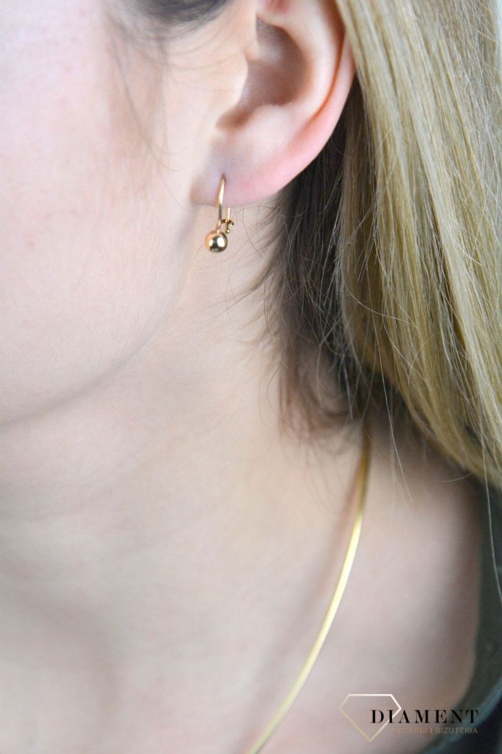 Złote kolczyki 585 wiszące kulki DIA-KLC-8077-585. Cudowne, błyszczące idealnie wykończone złote kolczyki. Kolczyki z wygodnym zapięciem bigiel angielski- bardzo wygodne i klasyczne zapięcie. Kolczyki można połączyć z pozosta.jpg