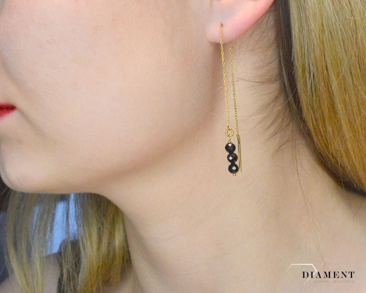 Srebrne kolczyki wiszące w pozłoceniu z turmalinem DIA-KLC-8124-925. Srebrne kolczyki pozłacane z delikatną i subtelną ozdobą w formie kamieni naturalnych. Kolczyki składają się z pozłacanego łańcuszka zakończonego trzema kami.jpg