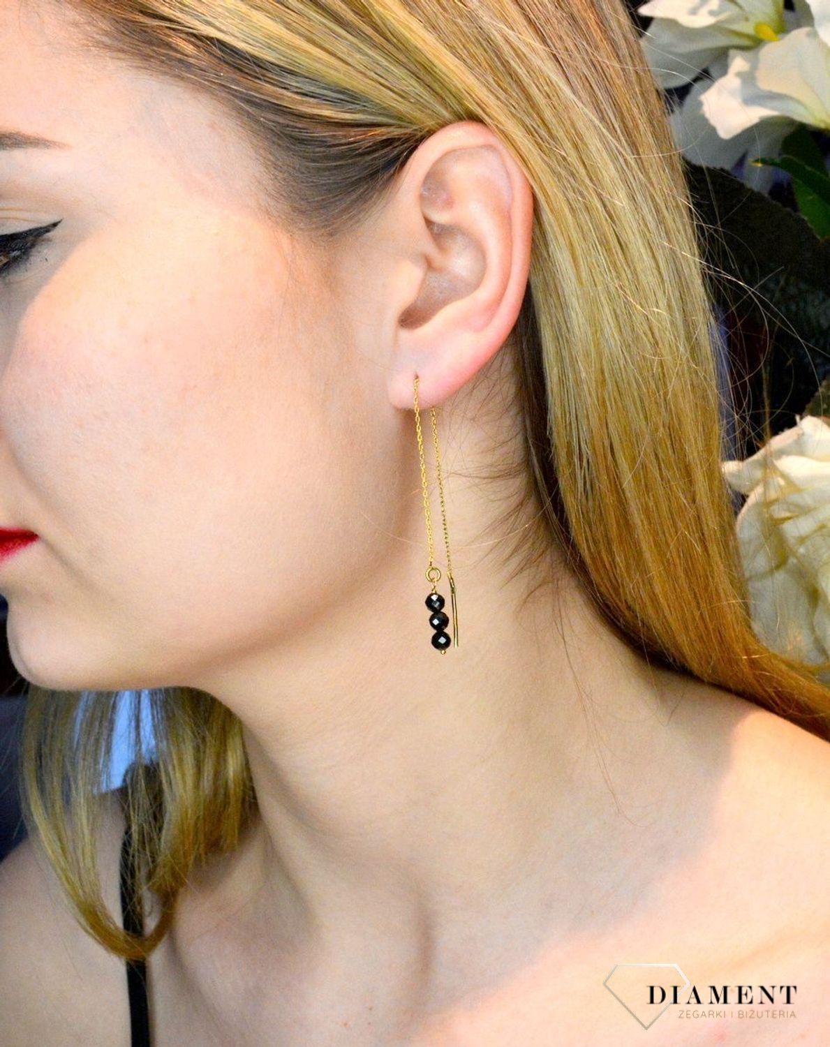 Srebrne kolczyki wiszące w pozłoceniu z turmalinem DIA-KLC-8124-925. Srebrne kolczyki pozłacane z delikatną i subtelną ozdobą w formie kamieni naturalnych. Kolczyki składają się z pozłacanego łańcuszka zakończonego trzema kami.jpg