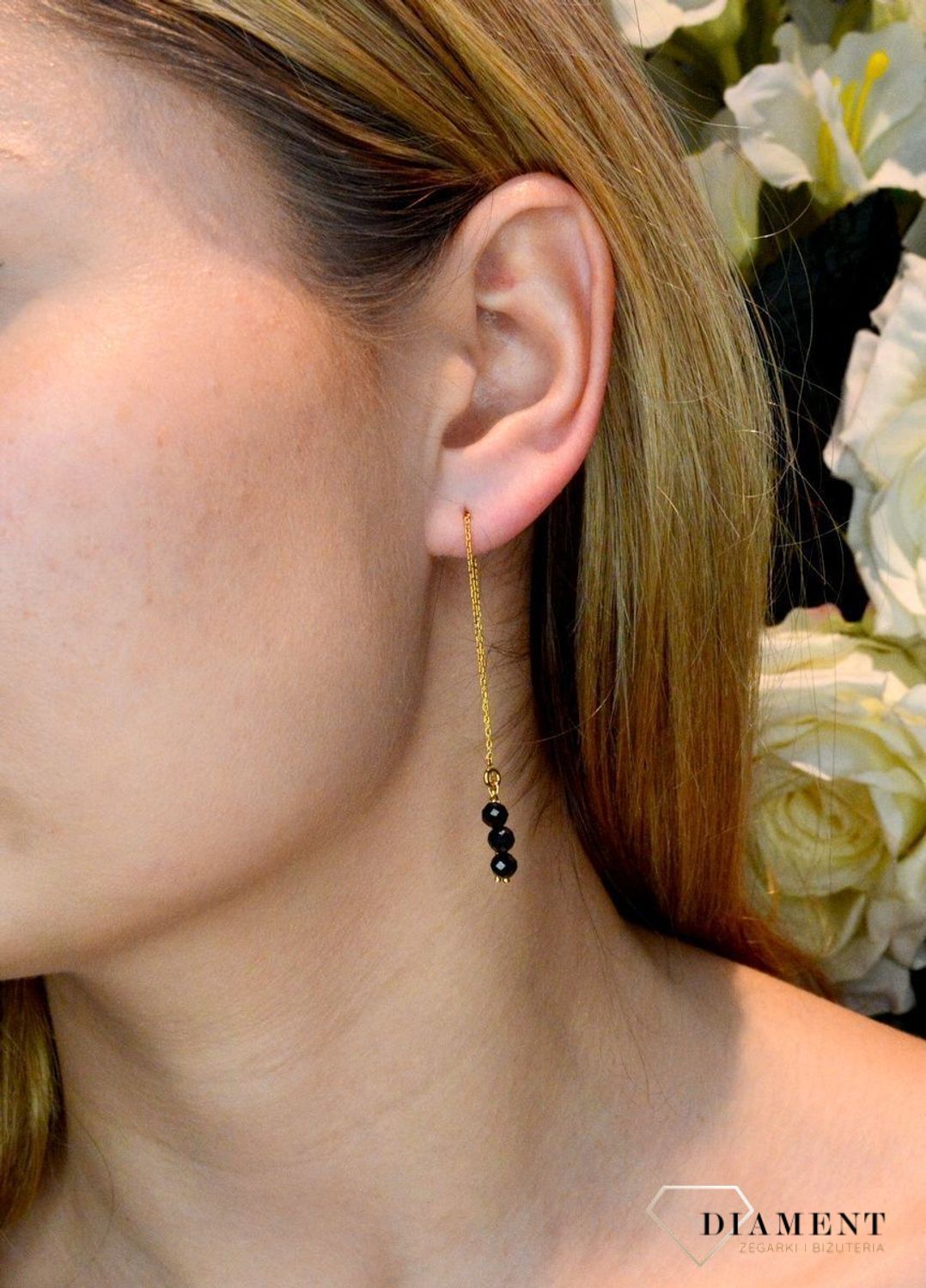 Srebrne kolczyki wiszące w pozłoceniu z turmalinem DIA-KLC-8124-925. Srebrne kolczyki pozłacane z delikatną i subtelną ozdobą w formie kamieni naturalnych. Kolczyki składają się z pozłacanego łańcuszka zakończonego trzema kami.jpg