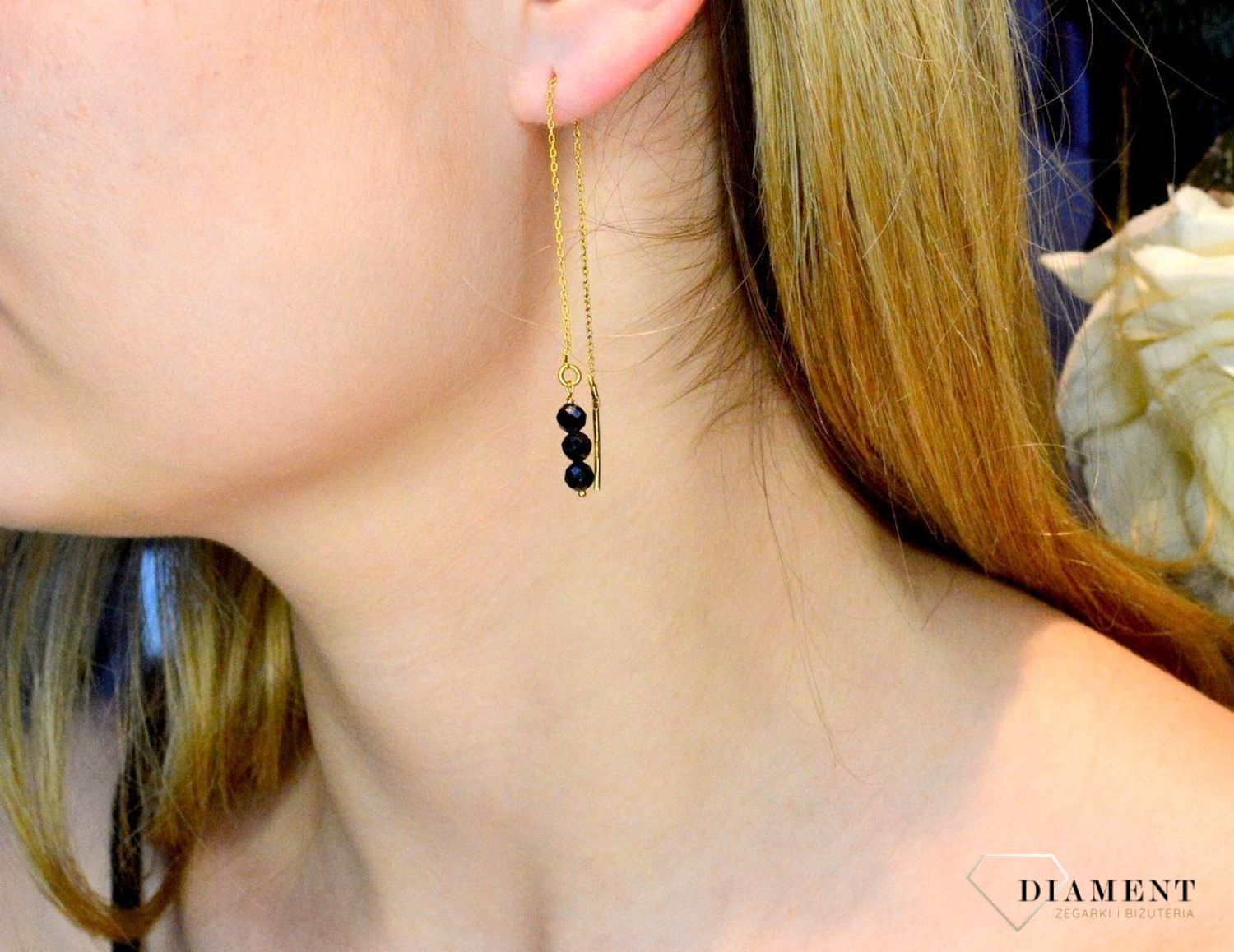 Srebrne kolczyki wiszące w pozłoceniu z turmalinem DIA-KLC-8124-925. Srebrne kolczyki pozłacane z delikatną i subtelną ozdobą w formie kamieni naturalnych. Kolczyki składają się z pozłacanego łańcuszka zakończonego trzema kami.jpg