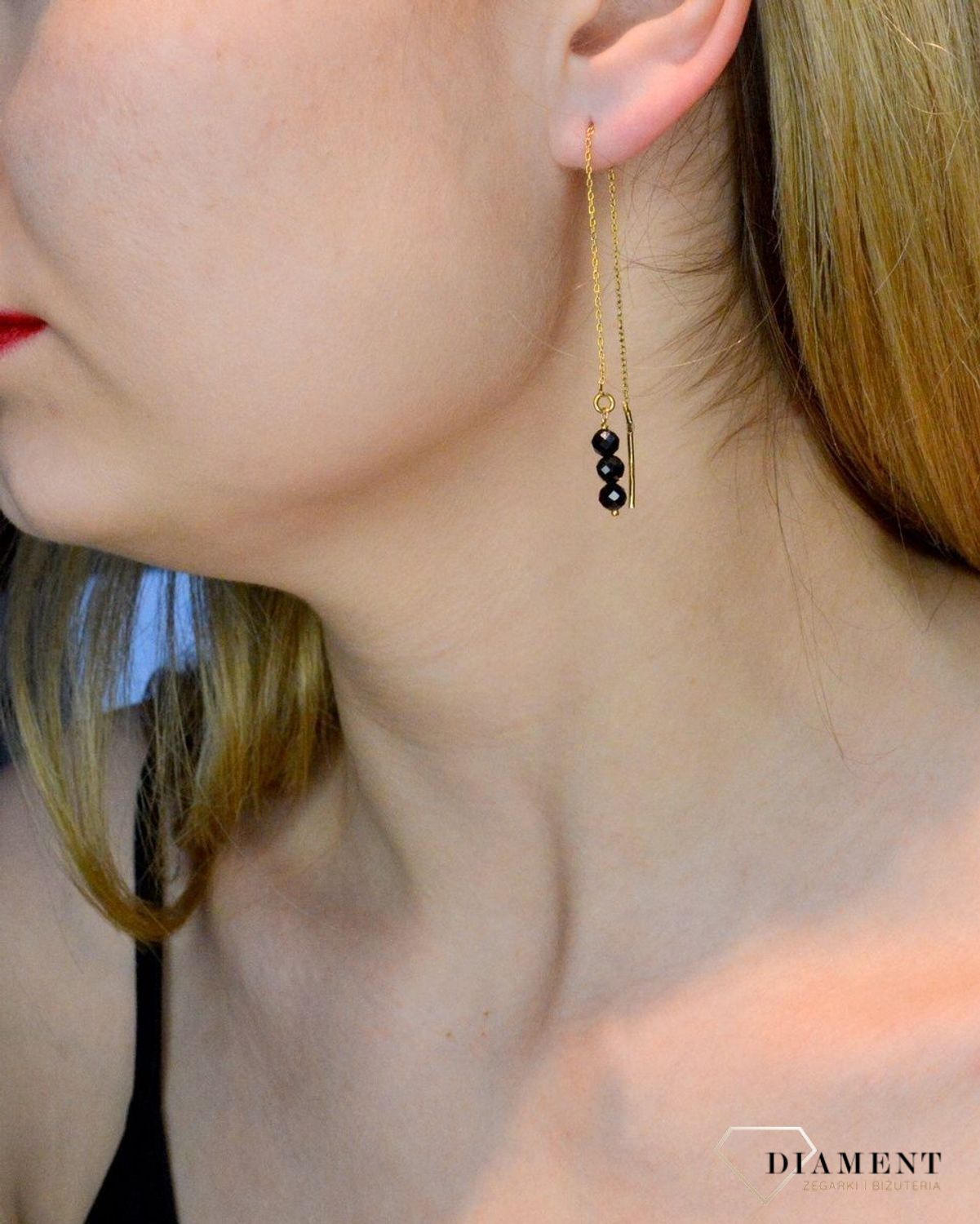 Srebrne kolczyki wiszące w pozłoceniu z turmalinem DIA-KLC-8124-925. Srebrne kolczyki pozłacane z delikatną i subtelną ozdobą w formie kamieni naturalnych. Kolczyki składają się z pozłacanego łańcuszka zakończonego trzema kami.jpg