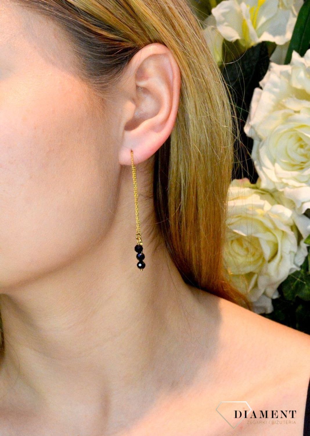 Srebrne kolczyki wiszące w pozłoceniu z turmalinem DIA-KLC-8124-925. Srebrne kolczyki pozłacane z delikatną i subtelną ozdobą w formie kamieni naturalnych. Kolczyki składają się z pozłacanego łańcuszka zakończonego trzema kami.jpg