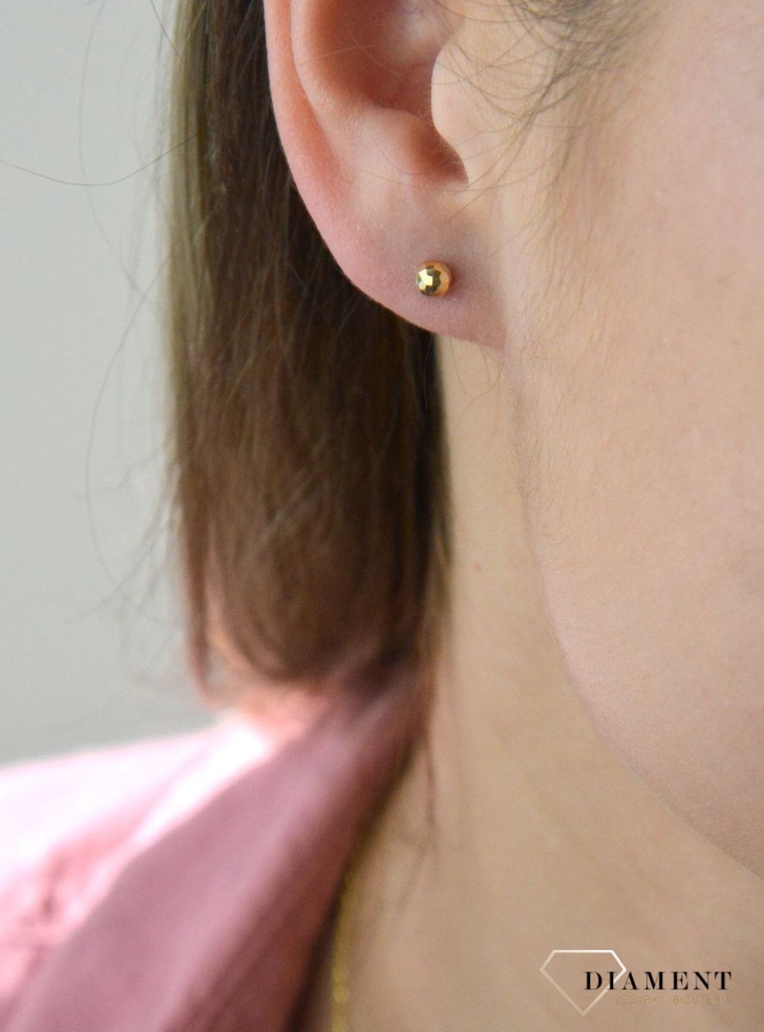 Złote kolczyki 585 kulki wkrętki DIA-KLC-8135-585. Kolczyki w minimalistycznym stylu, wpisujące się w obecne trendy modowe. Delikatna forma, złota to idealne uzupełnienie eleganckich stylizacji. Cudowne, błyszczące grawerowane.jpg
