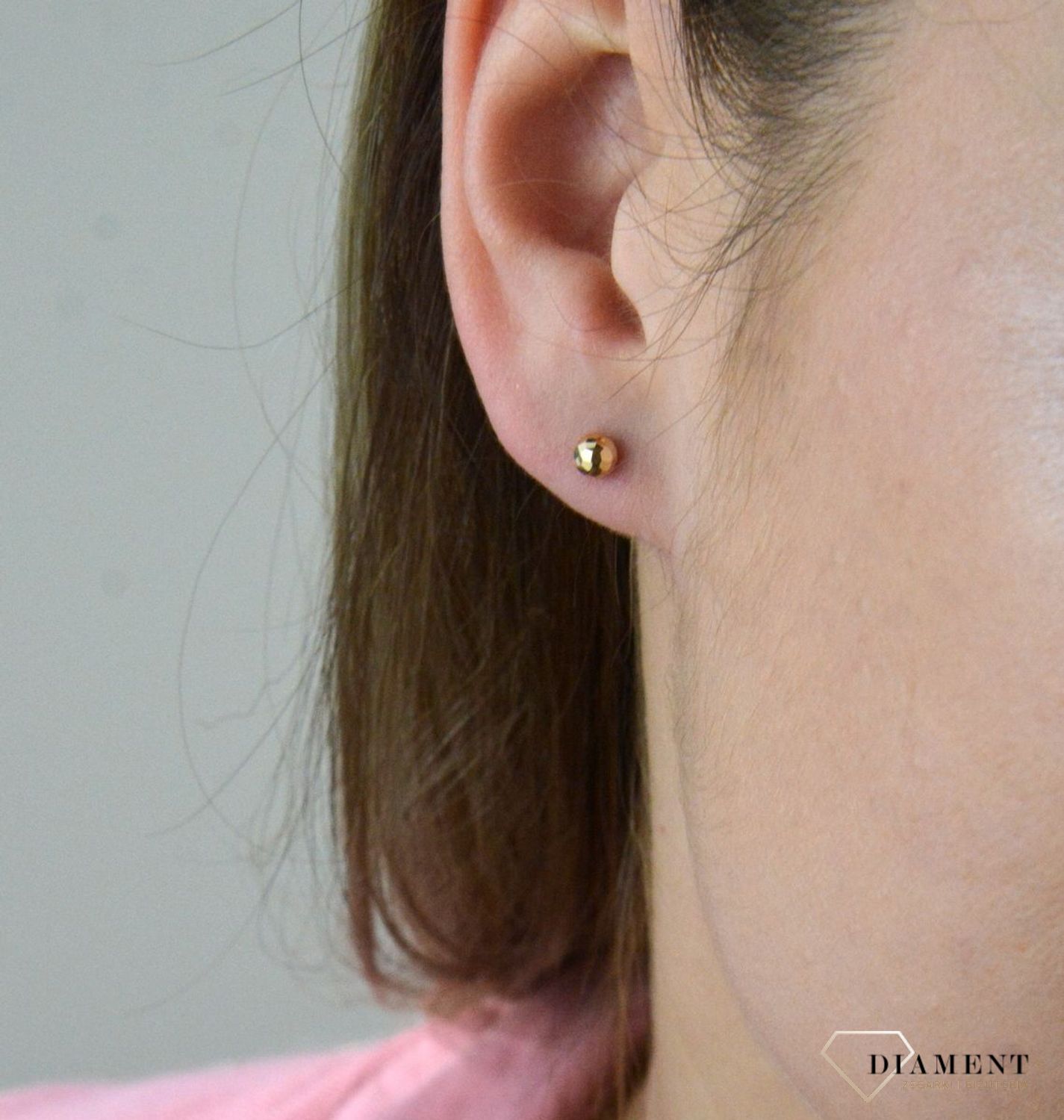 Złote kolczyki 585 kulki wkrętki DIA-KLC-8135-585. Kolczyki w minimalistycznym stylu, wpisujące się w obecne trendy modowe. Delikatna forma, złota to idealne uzupełnienie eleganckich stylizacji. Cudowne, błyszczące grawerowane.jpg