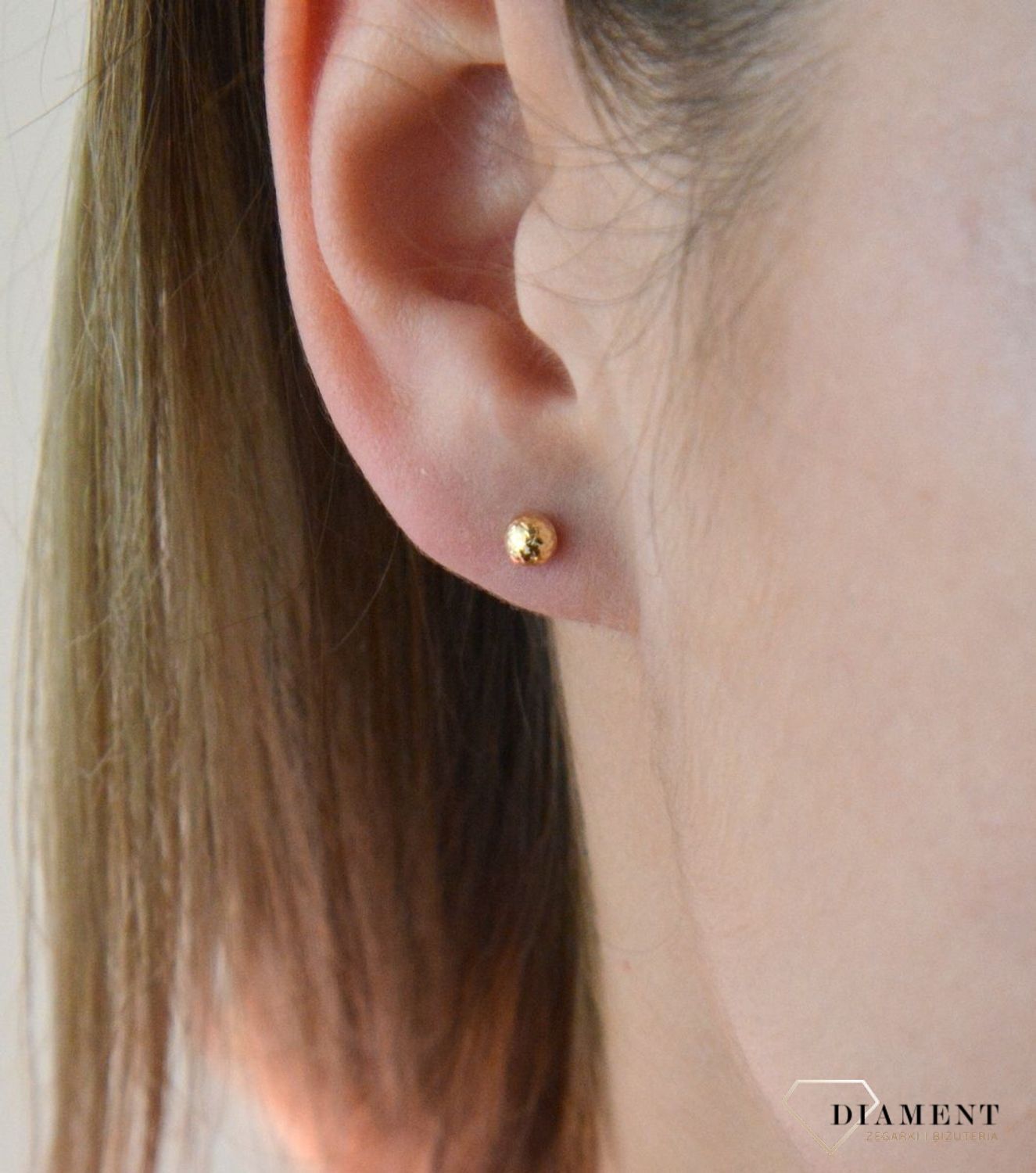 Złote kulki 585 z grawerowaniem kulki DIA-KLC-8136-585. Cudowne, błyszczące grawerowane kuleczki idealnie wykończone. Kolczyki z zapięciem na sztyft- bardzo wygodne i klasyczne zapięcie. Kolczyki można połączyć z pozostała bi.jpg