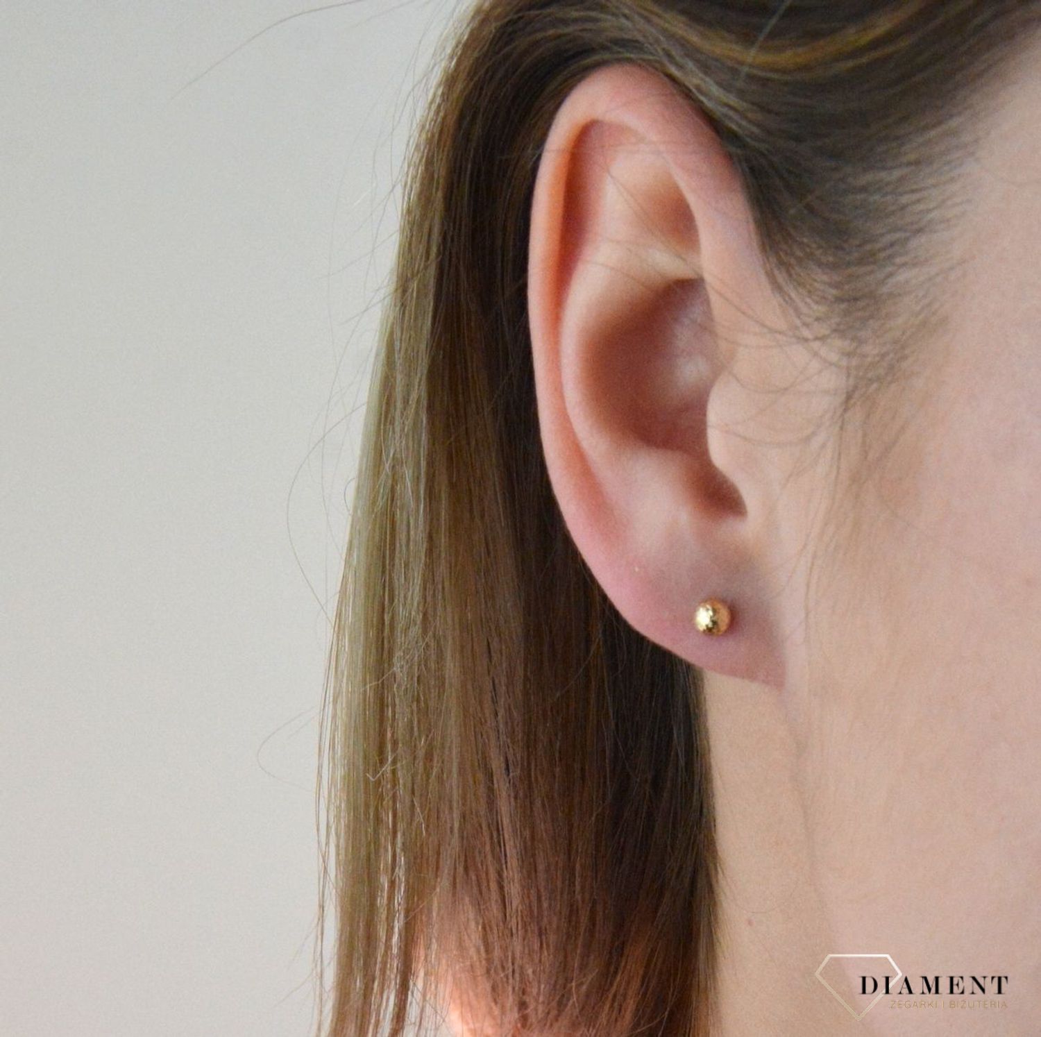 Złote kulki 585 z grawerowaniem kulki DIA-KLC-8136-585. Cudowne, błyszczące grawerowane kuleczki idealnie wykończone. Kolczyki z zapięciem na sztyft- bardzo wygodne i klasyczne zapięcie. Kolczyki można połączyć z pozostała bi.jpg