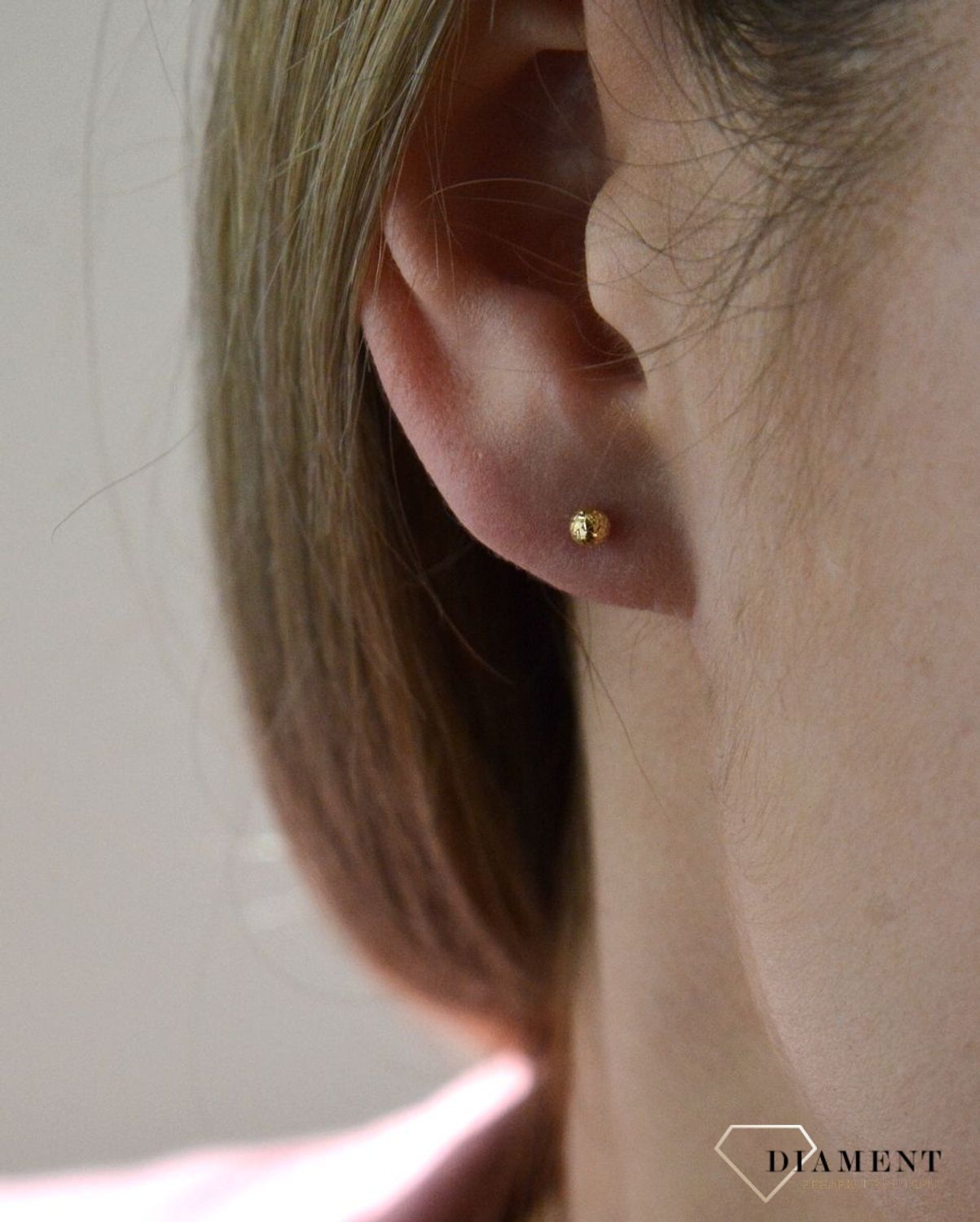 Złote kolczyki damskie 3 mm 375 kulki wkrętki grawerowane DIA-KLC-8137-375  Cudowne, błyszczące grawerowane kuleczki idealnie wykończone. Kolczyki z zapięciem na sztyft- bardzo wygodne i klasyczne zapięcie. (2).jpg