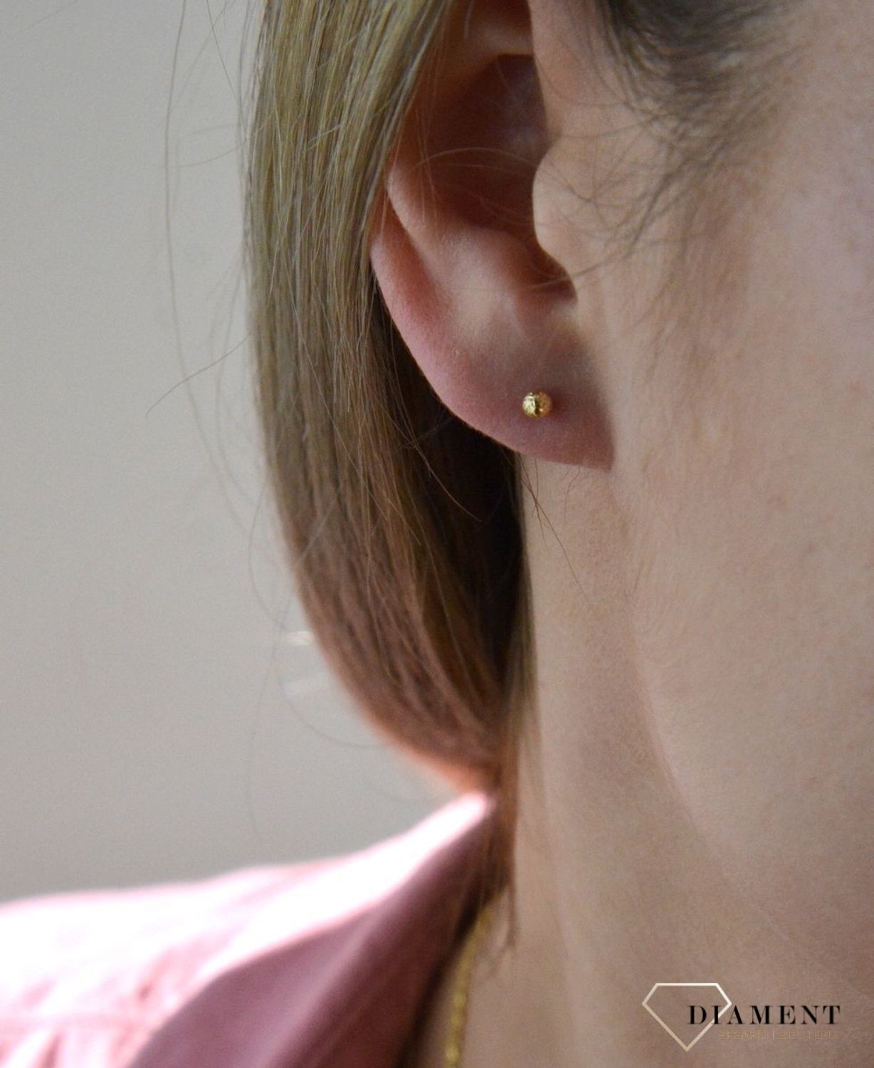 Złote kolczyki 585 półkulki wkrętki DIA-KLC-8137-585. Cudowne, błyszczące grawerowane kuleczki idealnie wykończone. Kolczyki z zapięciem na sztyft- bardzo wygodne i klasyczne zapięcie. Kolczyki można połączyć z pozostała biżut.jpg
