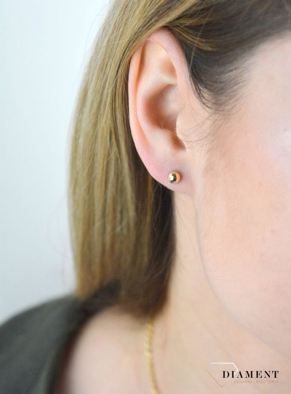 Złote kolczyki 585 półkulki wkrętki DIA-KLC-8138-585.  Cudowne, błyszczące gładkie półkulki idealnie wykończone. Kolczyki z zapięciem na sztyft- bardzo wygodne i klasyczne zapięcie. Idealne kolczyki na prezent dla kobiety jak.jpg