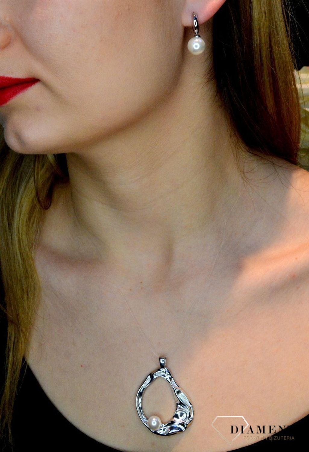 Srebrne kolczyki kółeczka z perełką DIA-KLC-8149-925. Zjawiskowe srebrne kolczyki kółka ozdobione zostały naturalnymi perłami. Kolczyki świetnie się prezentują w blasku srebra. Srebro jest używane do dodatków, które sprawdza s.jpg