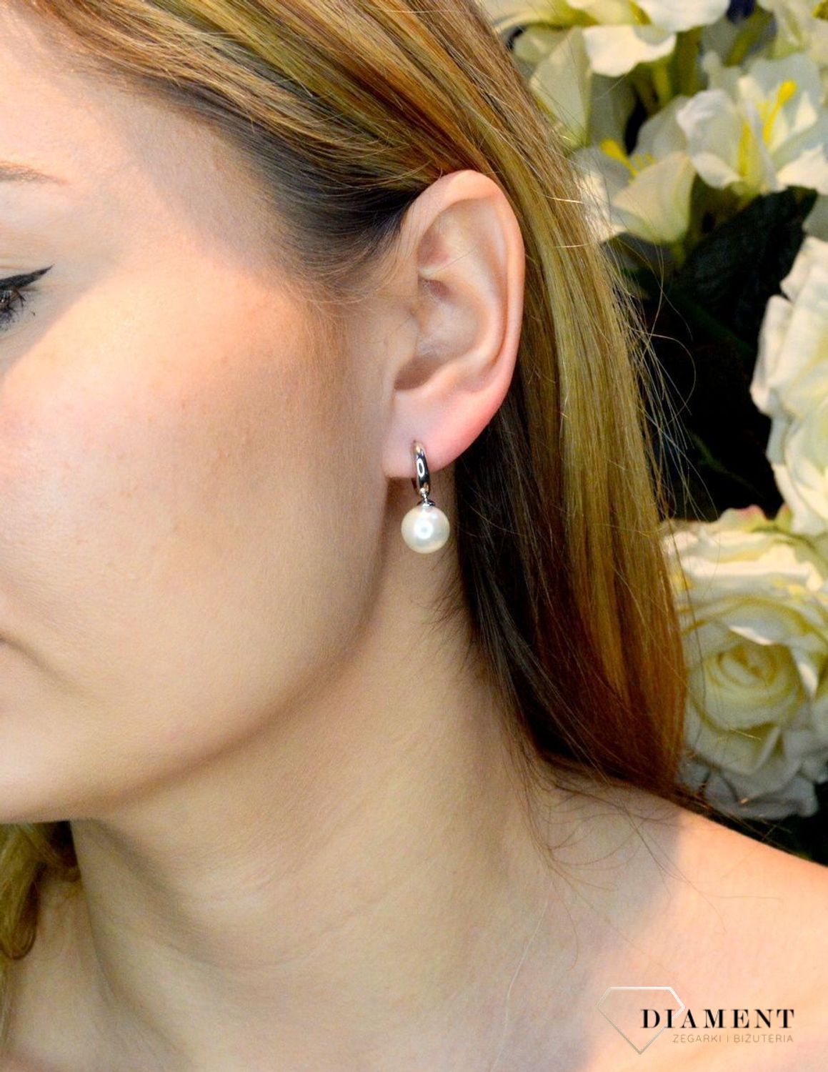 Srebrne kolczyki kółeczka z perełką DIA-KLC-8149-925. Zjawiskowe srebrne kolczyki kółka ozdobione zostały naturalnymi perłami. Kolczyki świetnie się prezentują w blasku srebra. Srebro jest używane do dodatków, które sprawdza s.jpg