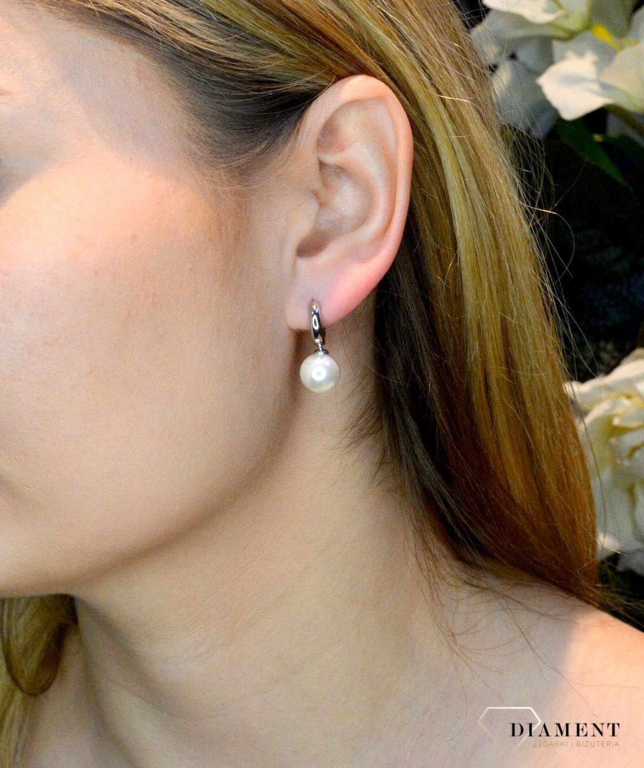 Srebrne kolczyki kółeczka z perełką DIA-KLC-8149-925. Zjawiskowe srebrne kolczyki kółka ozdobione zostały naturalnymi perłami. Kolczyki świetnie się prezentują w blasku srebra. Srebro jest używane do dodatków, które sprawdza s.jpg