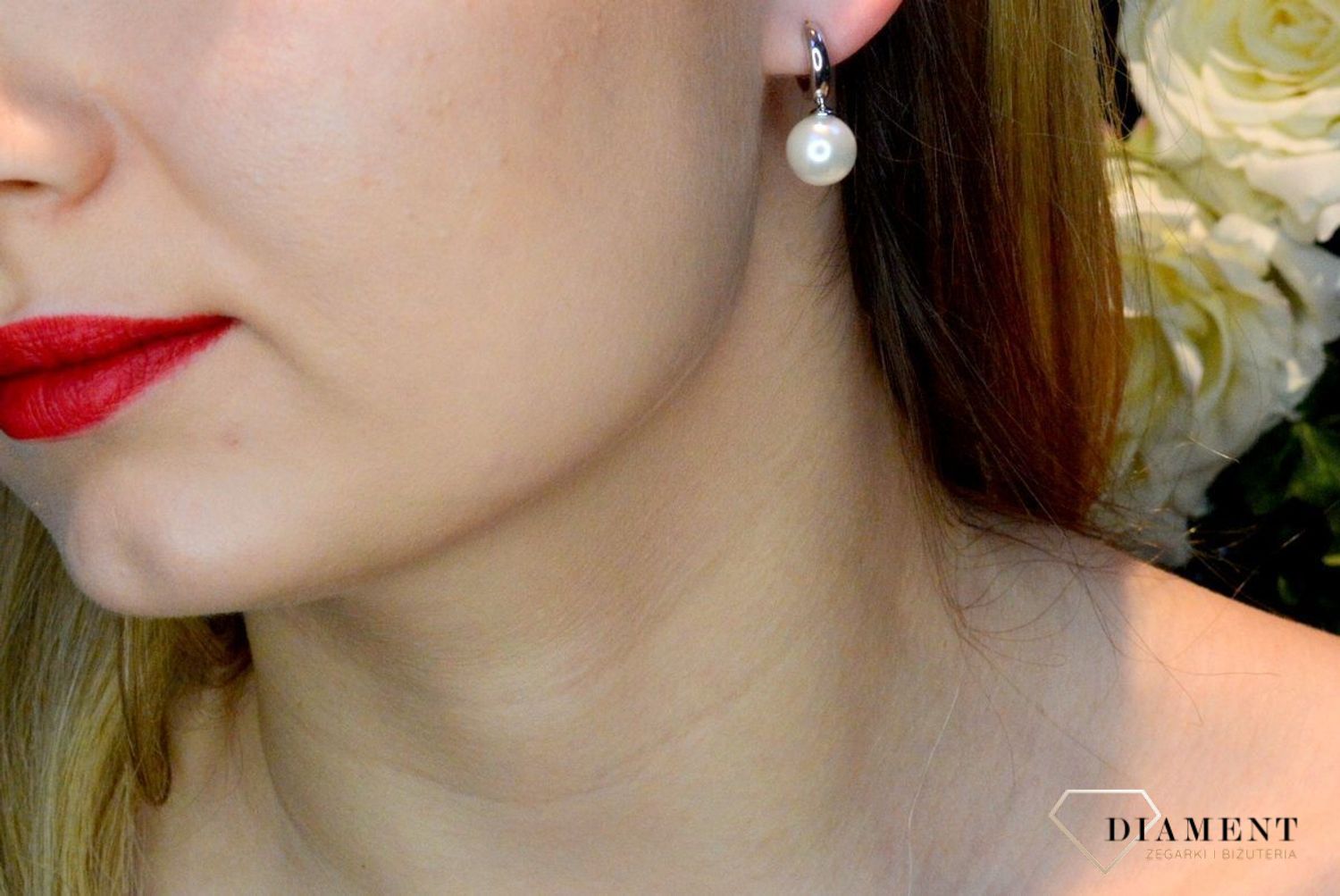 Srebrne kolczyki kółeczka z perełką DIA-KLC-8149-925. Zjawiskowe srebrne kolczyki kółka ozdobione zostały naturalnymi perłami. Kolczyki świetnie się prezentują w blasku srebra. Srebro jest używane do dodatków, które sprawdza s.jpg