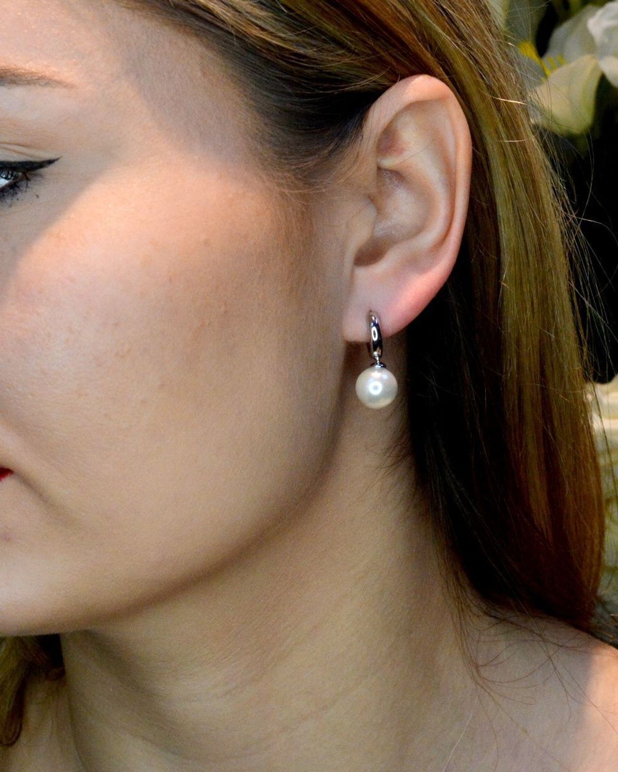 Srebrne kolczyki kółeczka z perełką DIA-KLC-8149-925. Zjawiskowe srebrne kolczyki kółka ozdobione zostały naturalnymi perłami. Kolczyki świetnie się prezentują w blasku srebra. Srebro jest używane do dodatków, które sprawdza s.jpg