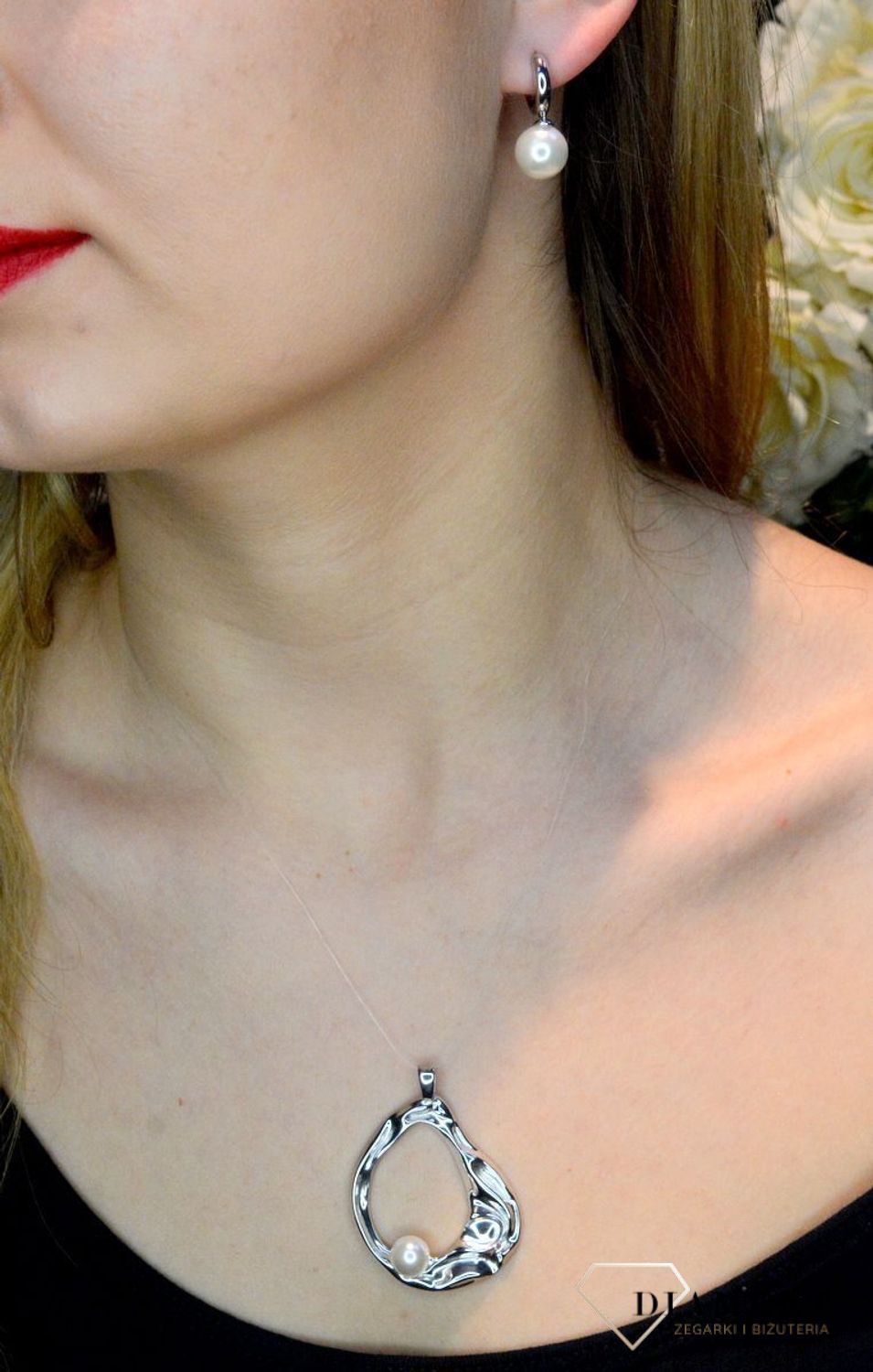 Srebrne kolczyki kółeczka z perełką DIA-KLC-8149-925. Zjawiskowe srebrne kolczyki kółka ozdobione zostały naturalnymi perłami. Kolczyki świetnie się prezentują w blasku srebra. Srebro jest używane do dodatków, które sprawdza s.jpg