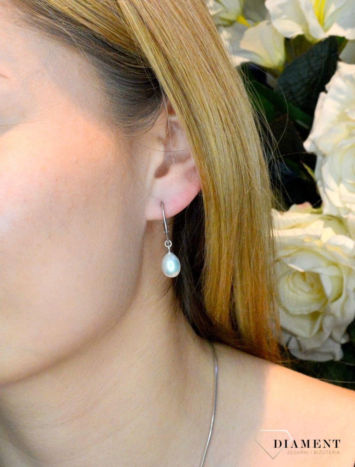 Srebrne kolczyki wiszące z perłą DIA-KLC-8150-925. Srebrne kolczyki wiszące z perłą.  Zjawiskowe srebrne kolczyki ozdobione zostały naturalnymi perłami. Kolczyki świetnie się prezentują w blasku srebra. Srebrne kolczyki z pere.jpg