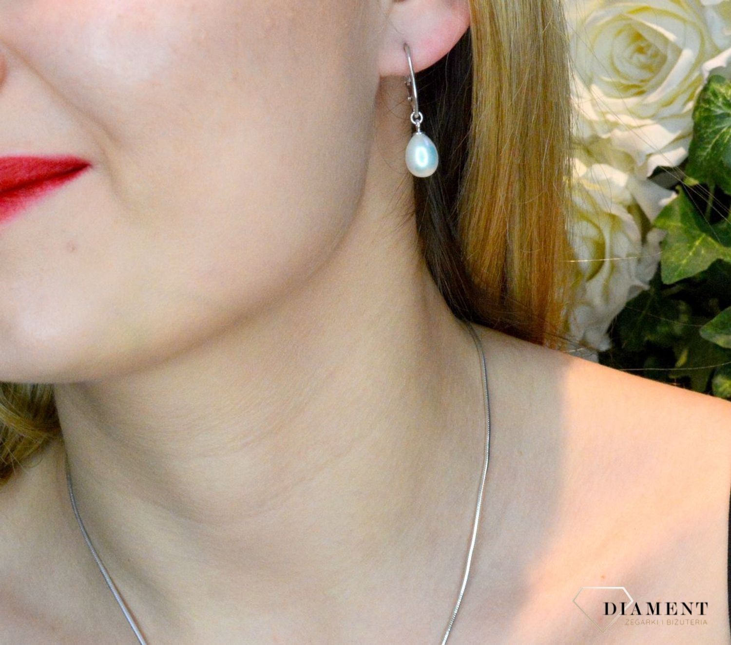 Srebrne kolczyki wiszące z perłą DIA-KLC-8150-925. Srebrne kolczyki wiszące z perłą.  Zjawiskowe srebrne kolczyki ozdobione zostały naturalnymi perłami. Kolczyki świetnie się prezentują w blasku srebra. Srebrne kolczyki z pere.jpg