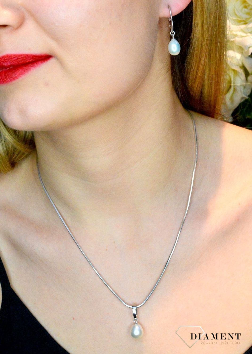 Srebrne kolczyki wiszące z perłą DIA-KLC-8150-925. Srebrne kolczyki wiszące z perłą.  Zjawiskowe srebrne kolczyki ozdobione zostały naturalnymi perłami. Kolczyki świetnie się prezentują w blasku srebra. Srebrne kolczyki z pere.jpg