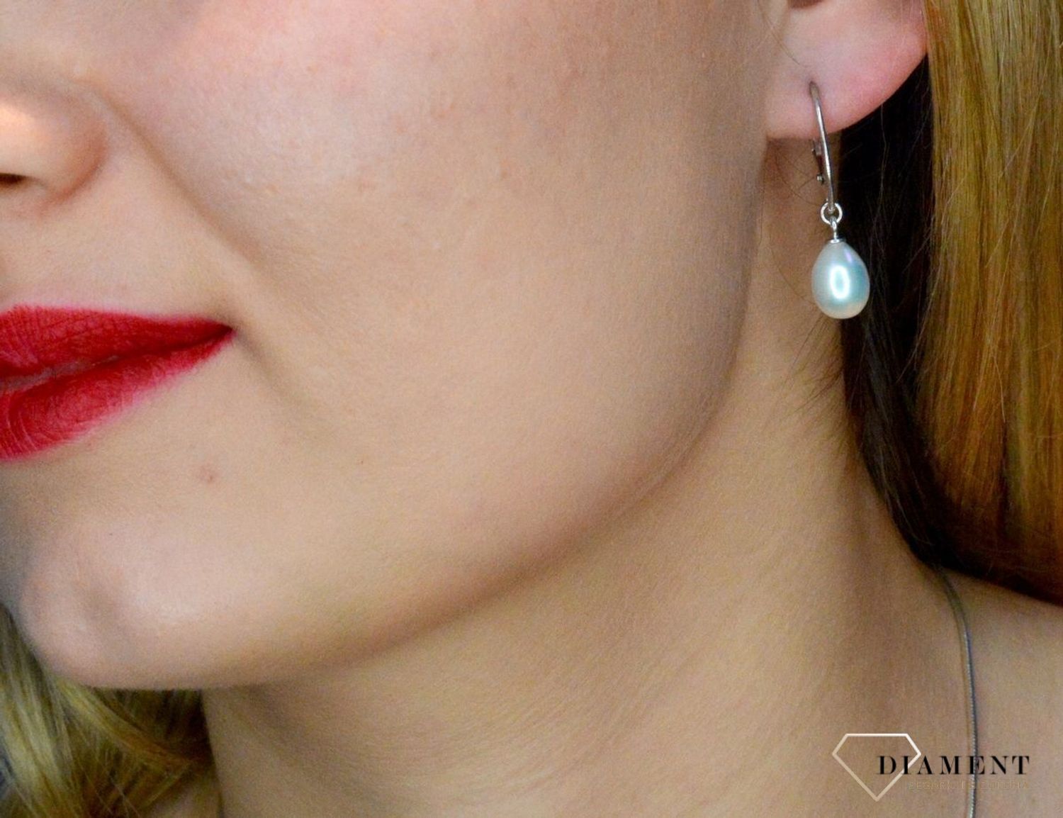 Srebrne kolczyki wiszące z perłą DIA-KLC-8150-925. Srebrne kolczyki wiszące z perłą.  Zjawiskowe srebrne kolczyki ozdobione zostały naturalnymi perłami. Kolczyki świetnie się prezentują w blasku srebra. Srebrne kolczyki z pere.jpg