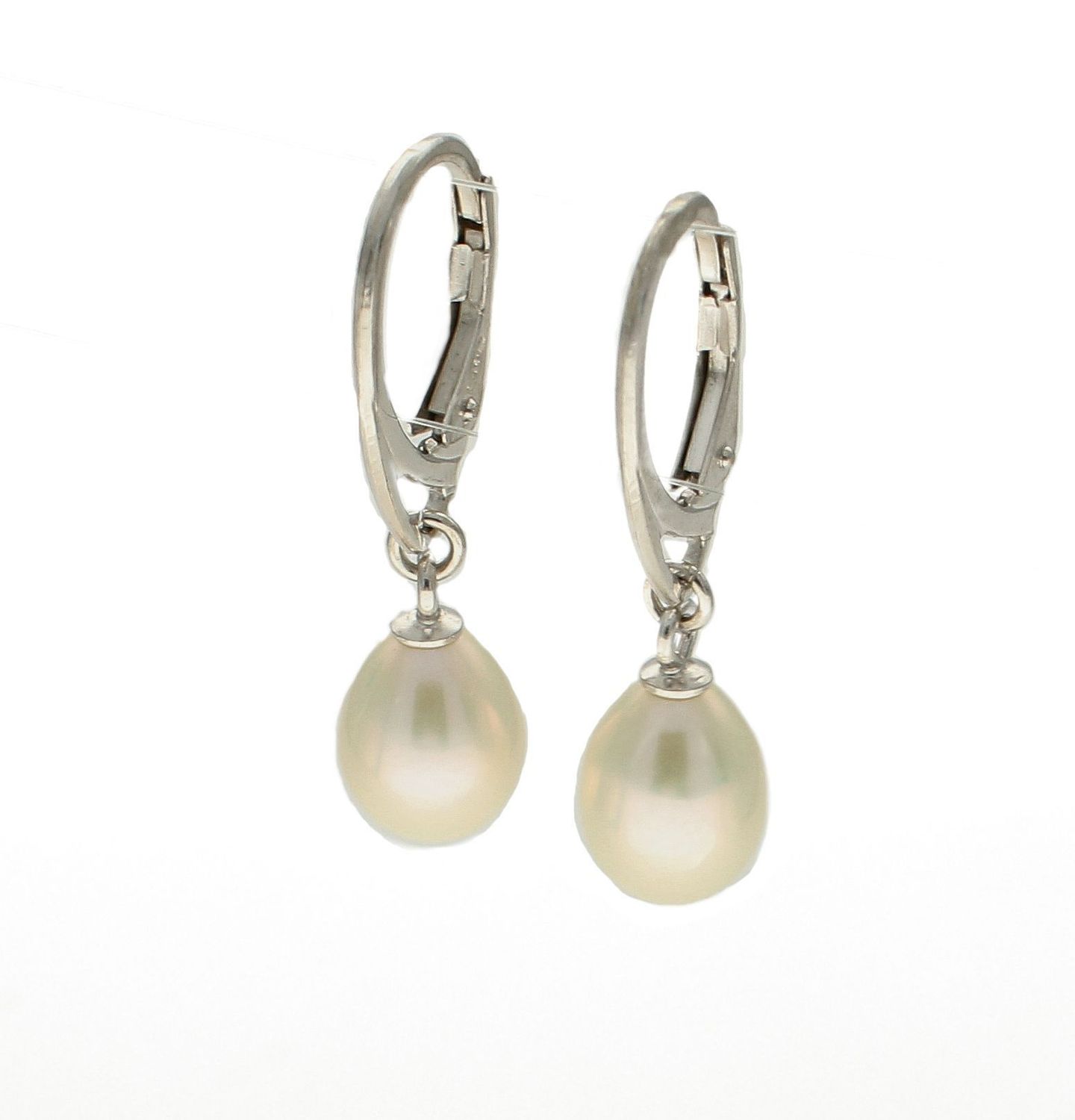 Srebrne kolczyki wiszące z perłą DIA-KLC-8150-925. Srebrne kolczyki wiszące z perłą.  Zjawiskowe srebrne kolczyki ozdobione zostały naturalnymi perłami. Kolczyki świetnie się prezentują w blasku srebra. Srebrne kolczyki z pere.jpg