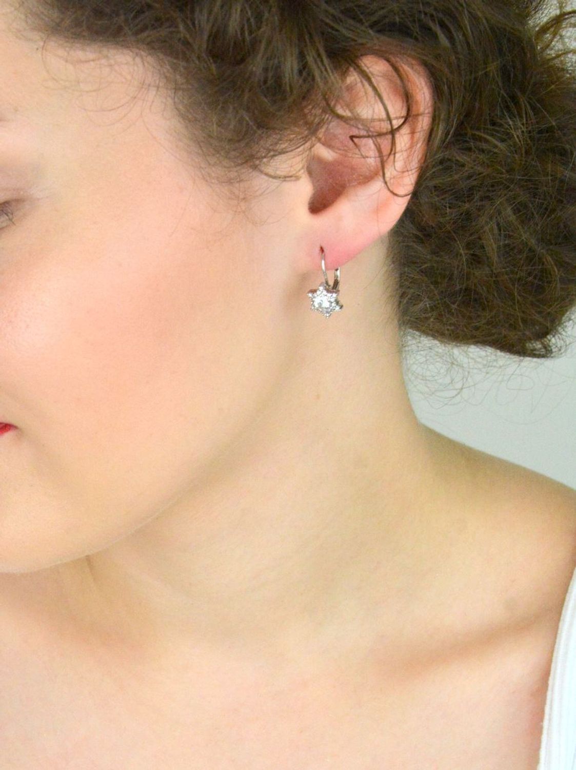 Wiszące kolczyki damskie i dziewczęce ze srebra 925 – DIA-KLC-8186-925. Gwiazdki zdobione cyrkoniami, zapięcie typu bigiel angielski. Waga 2,50 g, wielkość zawieszki 8 mm. Idealne na prezent1.jpg