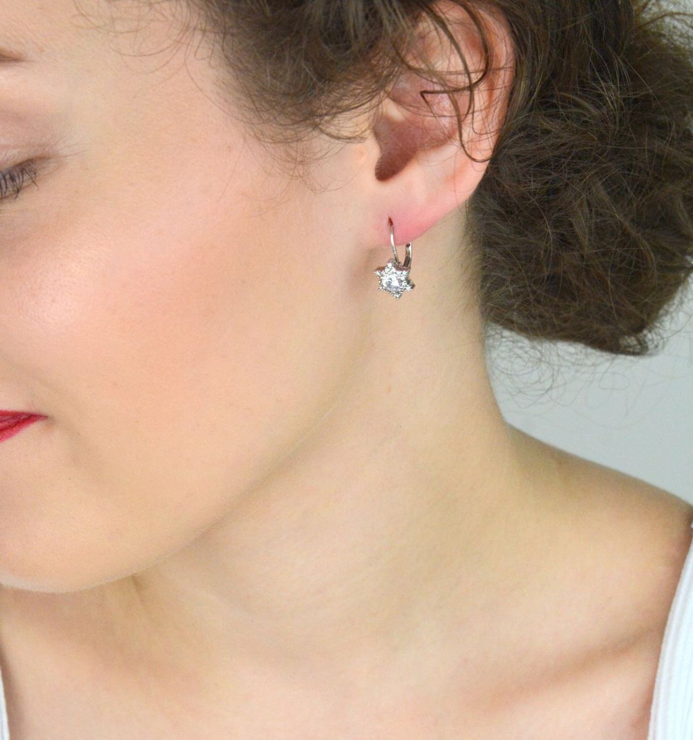 Wiszące kolczyki damskie i dziewczęce ze srebra 925 – DIA-KLC-8186-925. Gwiazdki zdobione cyrkoniami, zapięcie typu bigiel angielski. Waga 2,50 g, wielkość zawieszki 8 mm. Idealne na prezent1.jpg