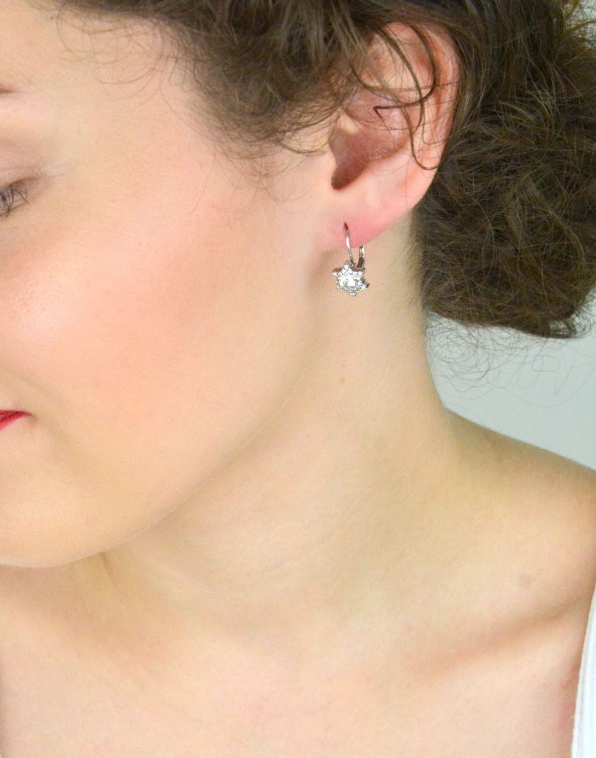 Wiszące kolczyki damskie i dziewczęce ze srebra 925 – DIA-KLC-8186-925. Gwiazdki zdobione cyrkoniami, zapięcie typu bigiel angielski. Waga 2,50 g, wielkość zawieszki 8 mm. Idealne na prezent1.jpg