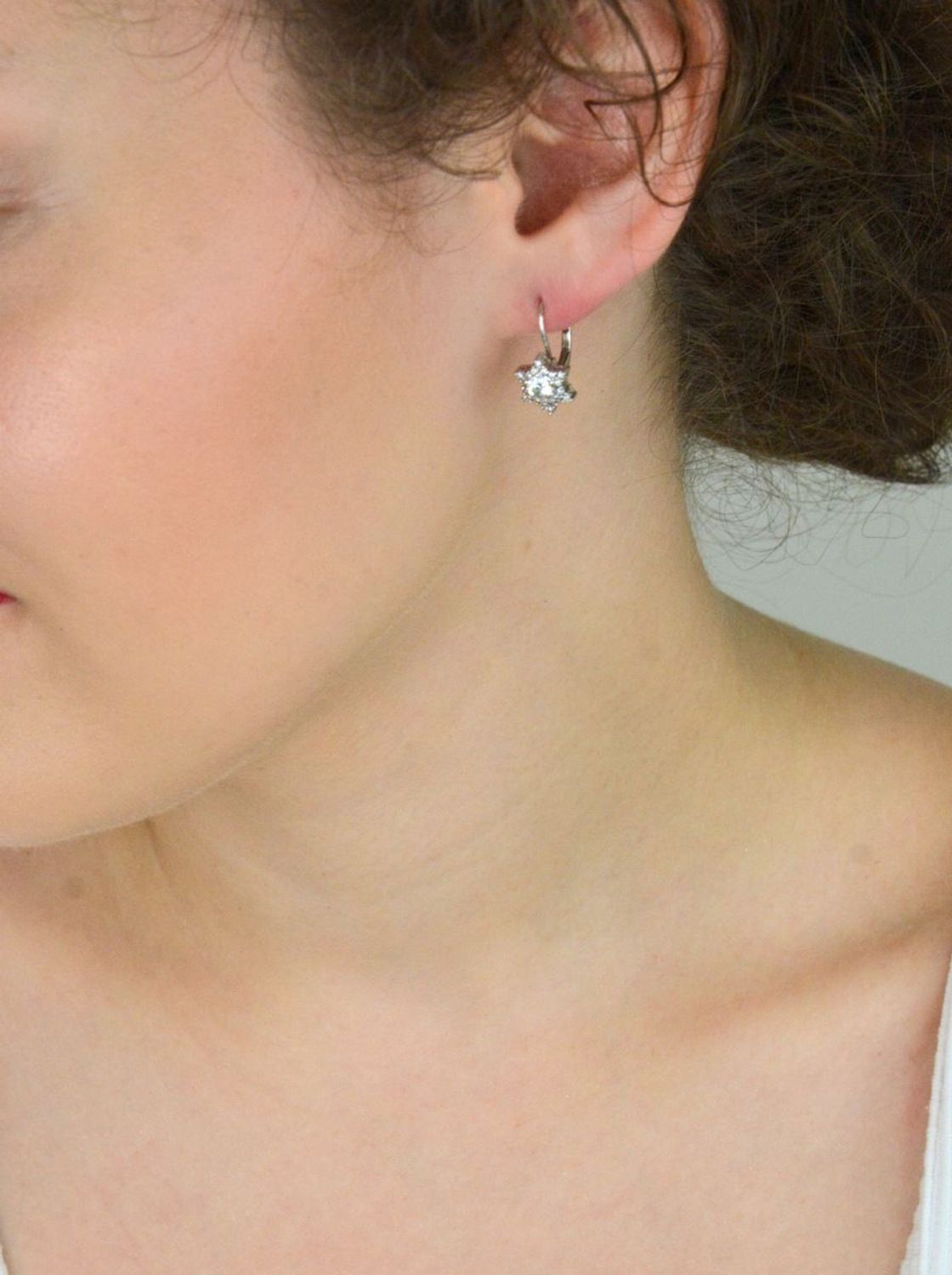 Wiszące kolczyki damskie i dziewczęce ze srebra 925 – DIA-KLC-8186-925. Gwiazdki zdobione cyrkoniami, zapięcie typu bigiel angielski. Waga 2,50 g, wielkość zawieszki 8 mm. Idealne na prezent1.jpg