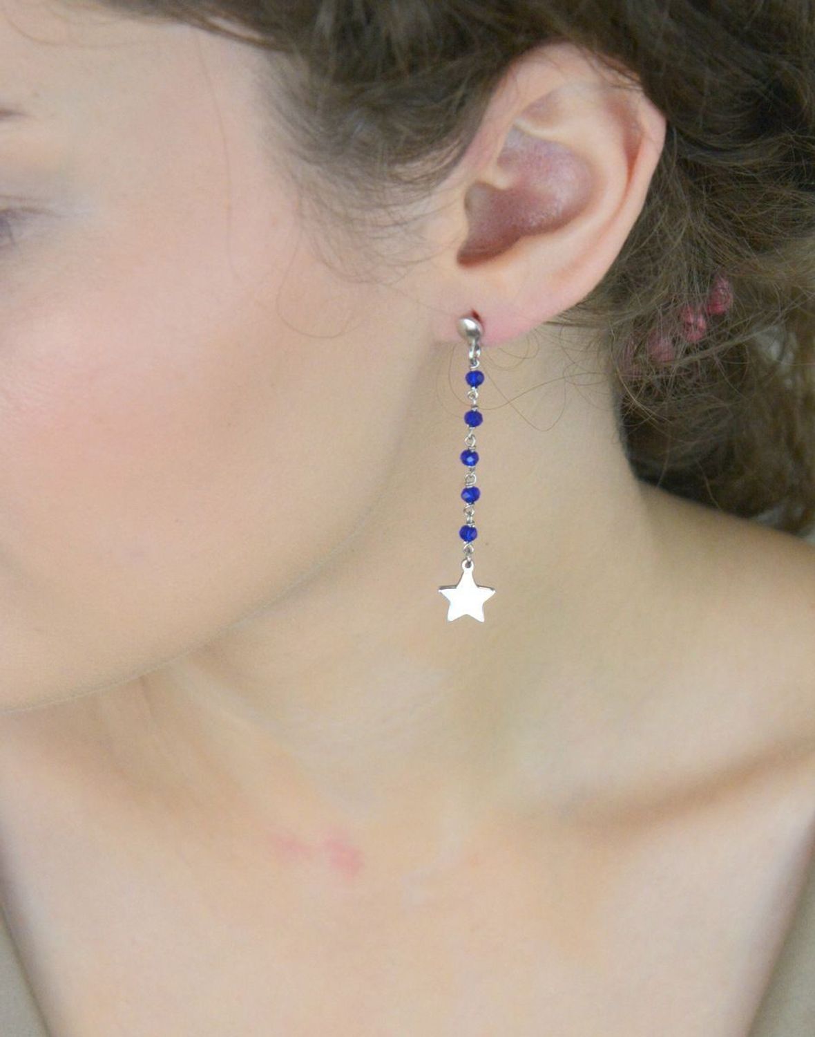 Kolczyki srebrne 925 DIA-KLC-8190-925 – wiszące, z granatowymi koralikami i gładkimi gwiazdkami. Długość 5,8 cm, zapięcie na sztyft. Stylowe i lekkie – idealne na prezent lub wieczór.1.jpg