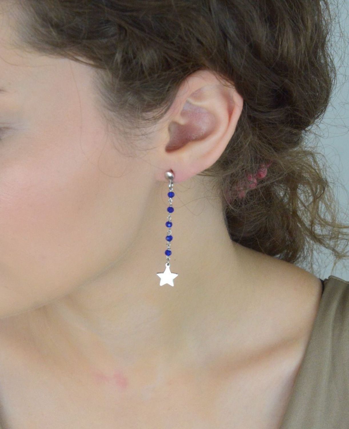 Kolczyki srebrne 925 DIA-KLC-8190-925 – wiszące, z granatowymi koralikami i gładkimi gwiazdkami. Długość 5,8 cm, zapięcie na sztyft. Stylowe i lekkie – idealne na prezent lub wieczór.1.jpg