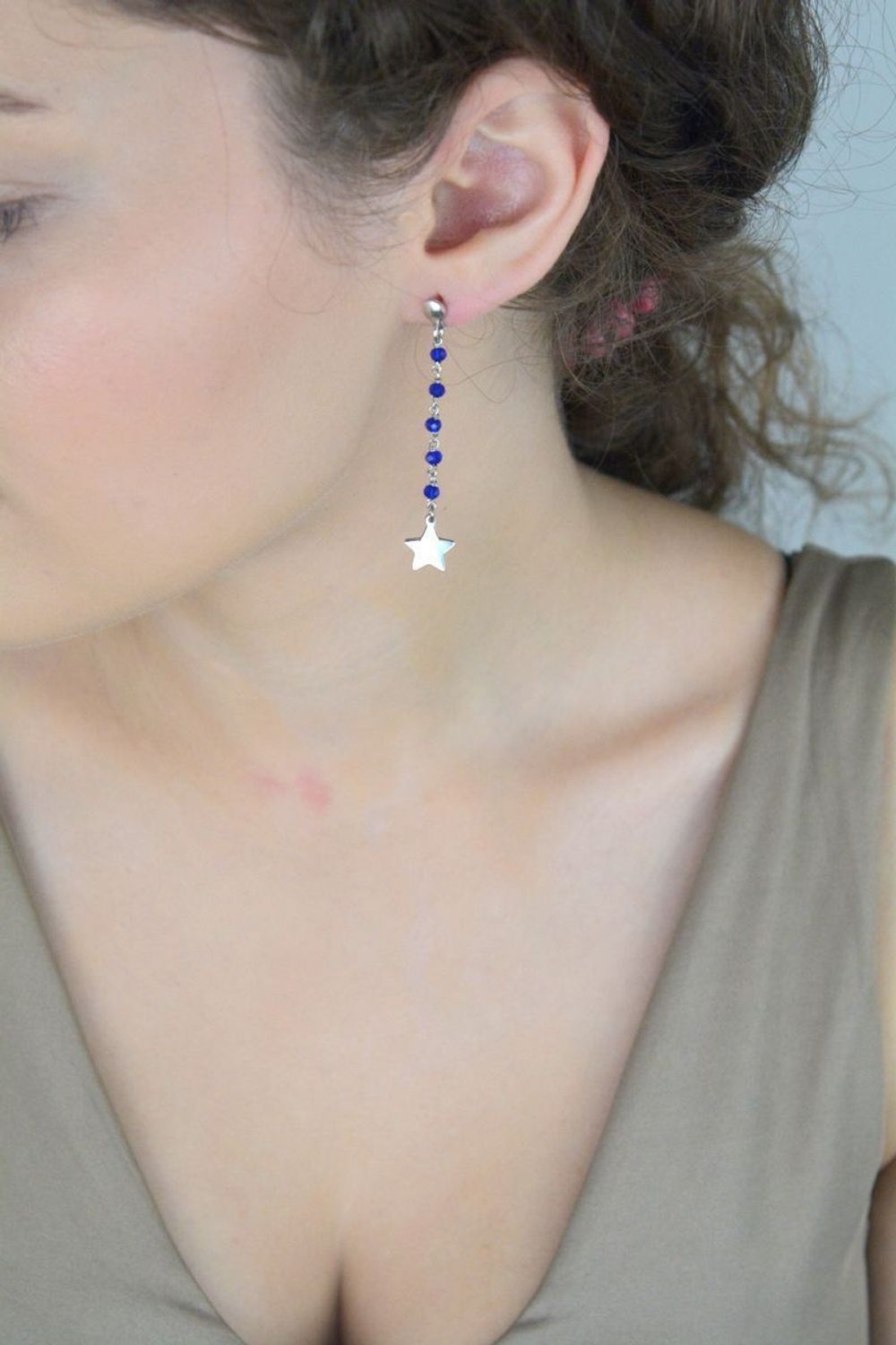 Kolczyki srebrne 925 DIA-KLC-8190-925 – wiszące, z granatowymi koralikami i gładkimi gwiazdkami. Długość 5,8 cm, zapięcie na sztyft. Stylowe i lekkie – idealne na prezent lub wieczór.1.jpg