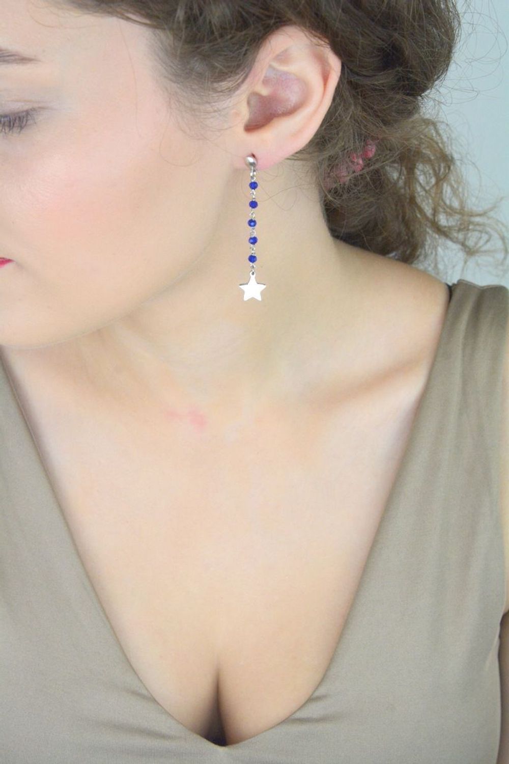 Kolczyki srebrne 925 DIA-KLC-8190-925 – wiszące, z granatowymi koralikami i gładkimi gwiazdkami. Długość 5,8 cm, zapięcie na sztyft. Stylowe i lekkie – idealne na prezent lub wieczór.1.jpg